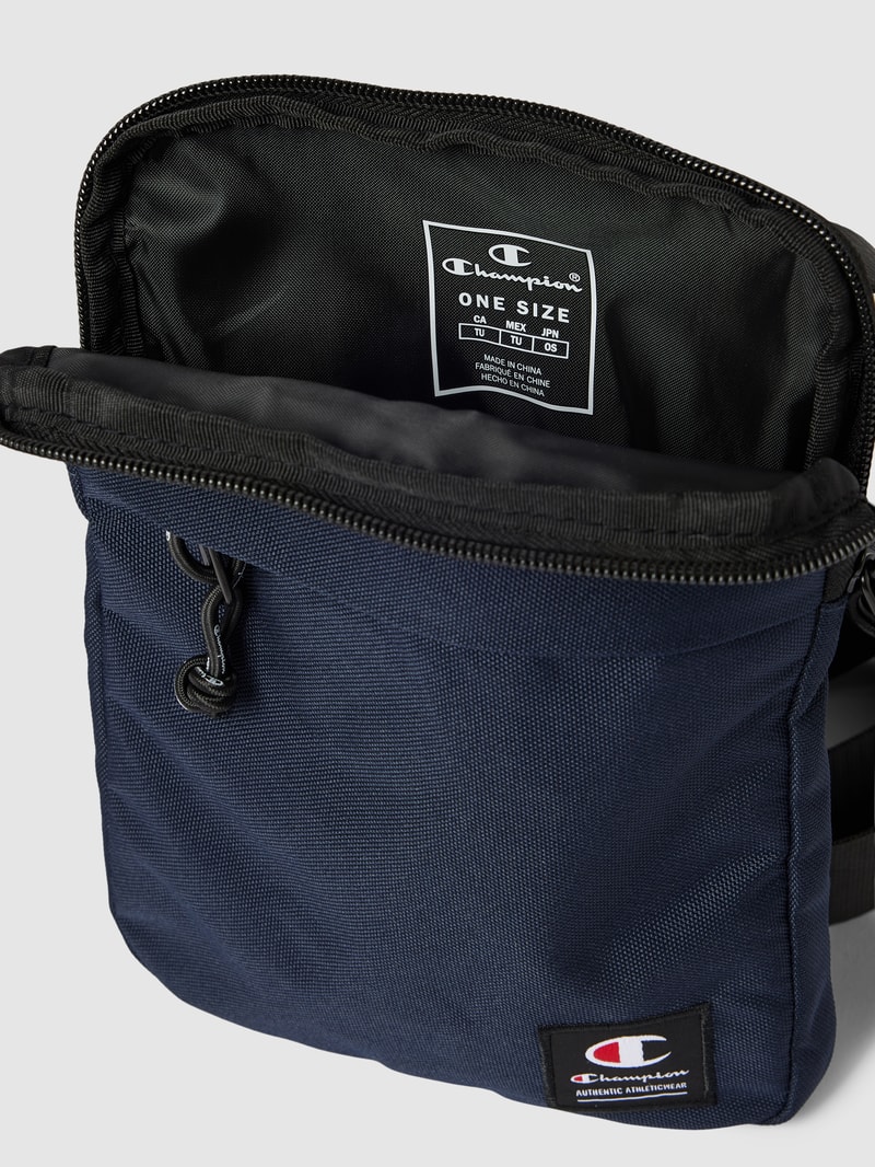 Umhängetasche mit Label-Patch in marineblau