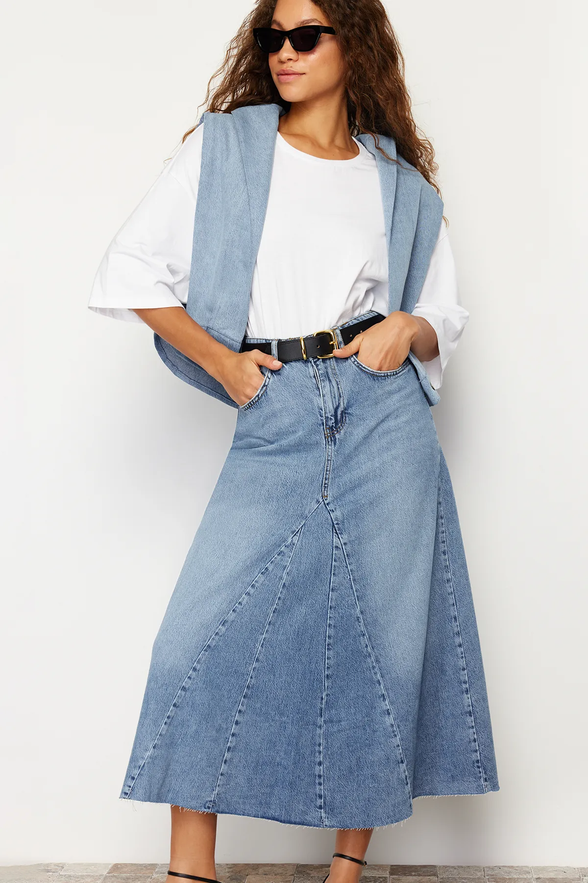 Trendyol Collection  Blauer Volant-Näh-detaillierter Maxi-Jeansrock mit hoher Taille TWOSS24ET00012