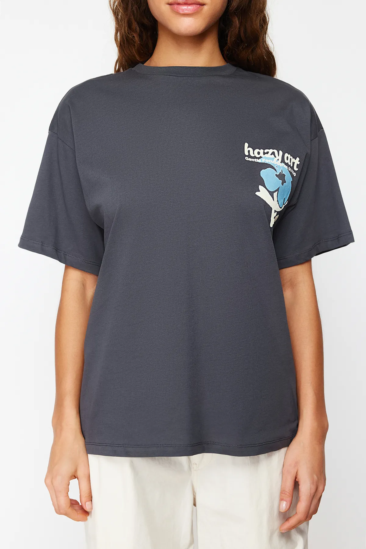 Trendyol Collection  Anthrazitfarbenes Strick-T-Shirt aus 100 % Baumwolle auf der Rückseite und der Vorderseite mit übergroßem/weitem Muster TWOSS24TS00056