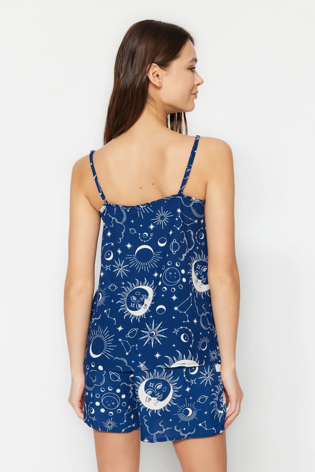 Trendyol Collection  Pyjama-Set aus Viskosegewebe mit Seilträgern und indigoblauem Galaxy-Muster THMSS23PT00006
