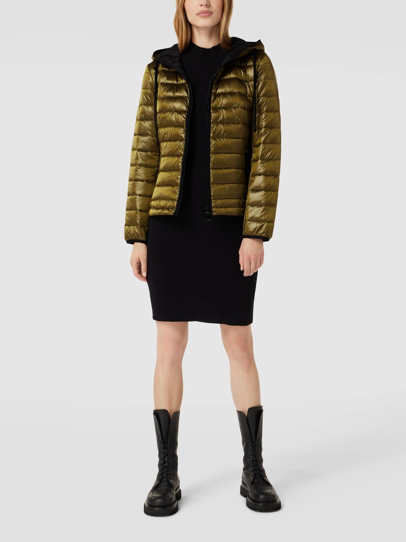 Steppjacke mit Label-Applikation in olivgrün