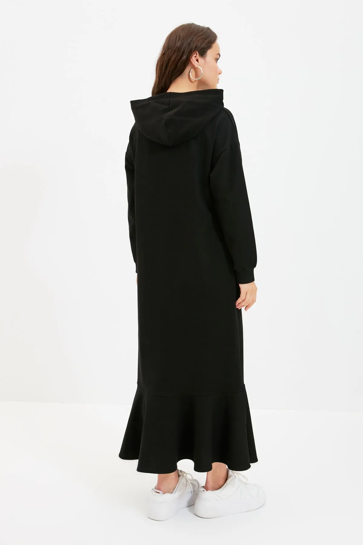 Trendyol Modest  Schwarzes Strick-Sweatkleid mit Kapuze TCTAW22EB0142