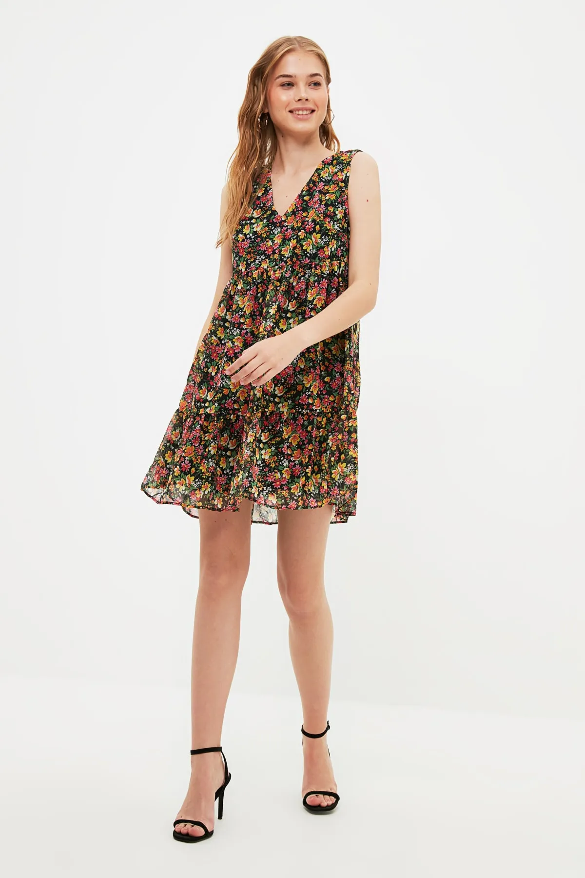 Trendyol Collection  Mehrfarbiges, weit geschnittenes, gewebtes Kleid mit Blumenmuster TWOSS20EL2329