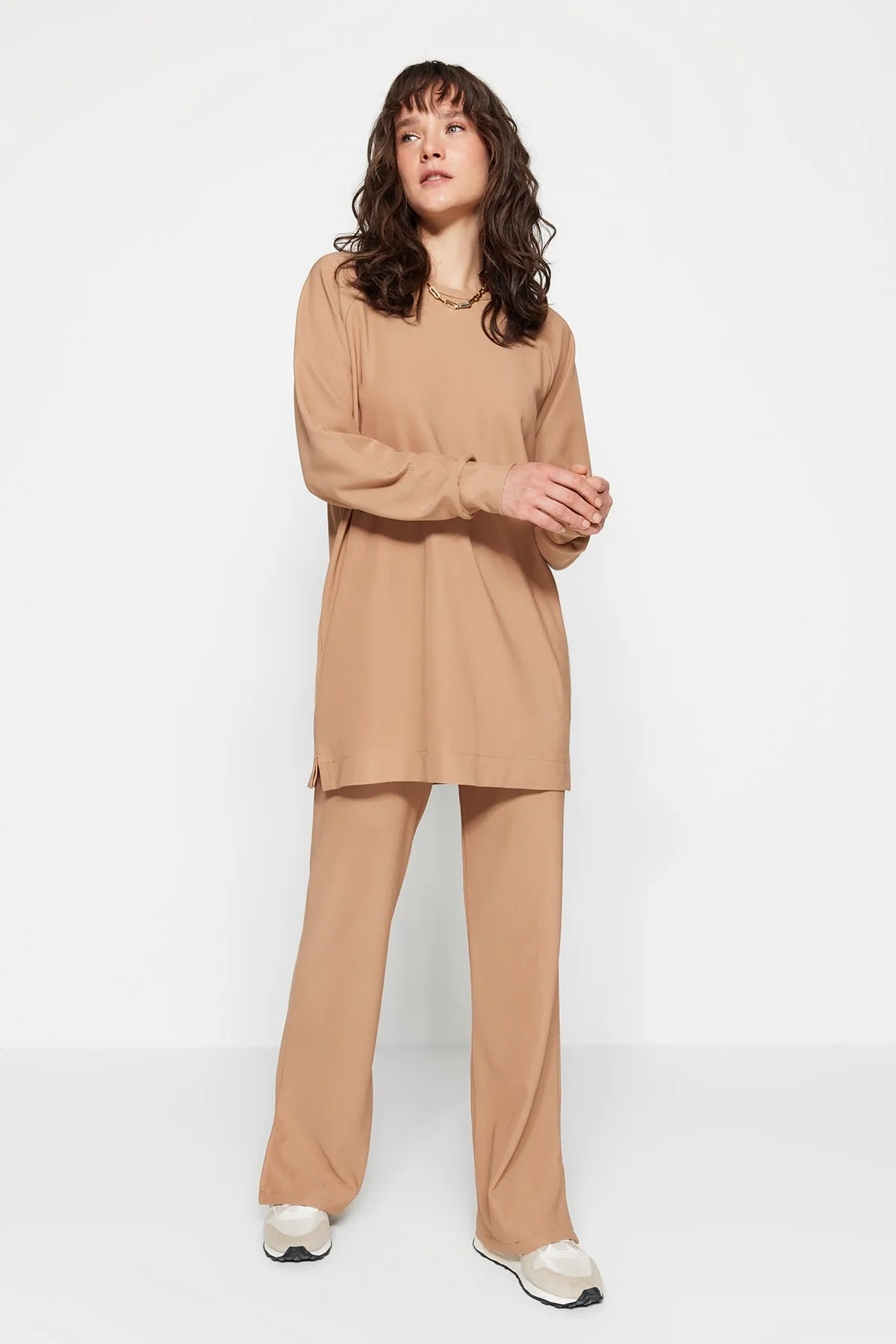 Trendyol Modest  Kamelfarbenes Strickset aus Tunika und Hose mit Rundhalsausschnitt TCTSS23US00063