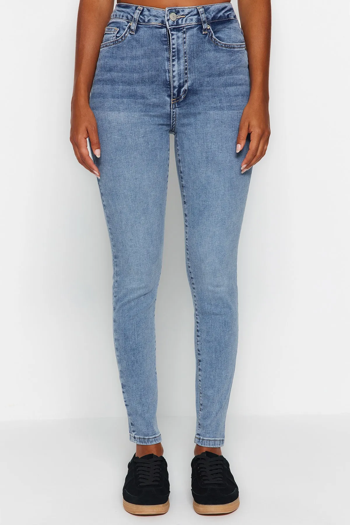 Trendyol Collection  Hellblaue High Waist Skinny Jeans mit Shaping-Effekt TWOAW24JE00070