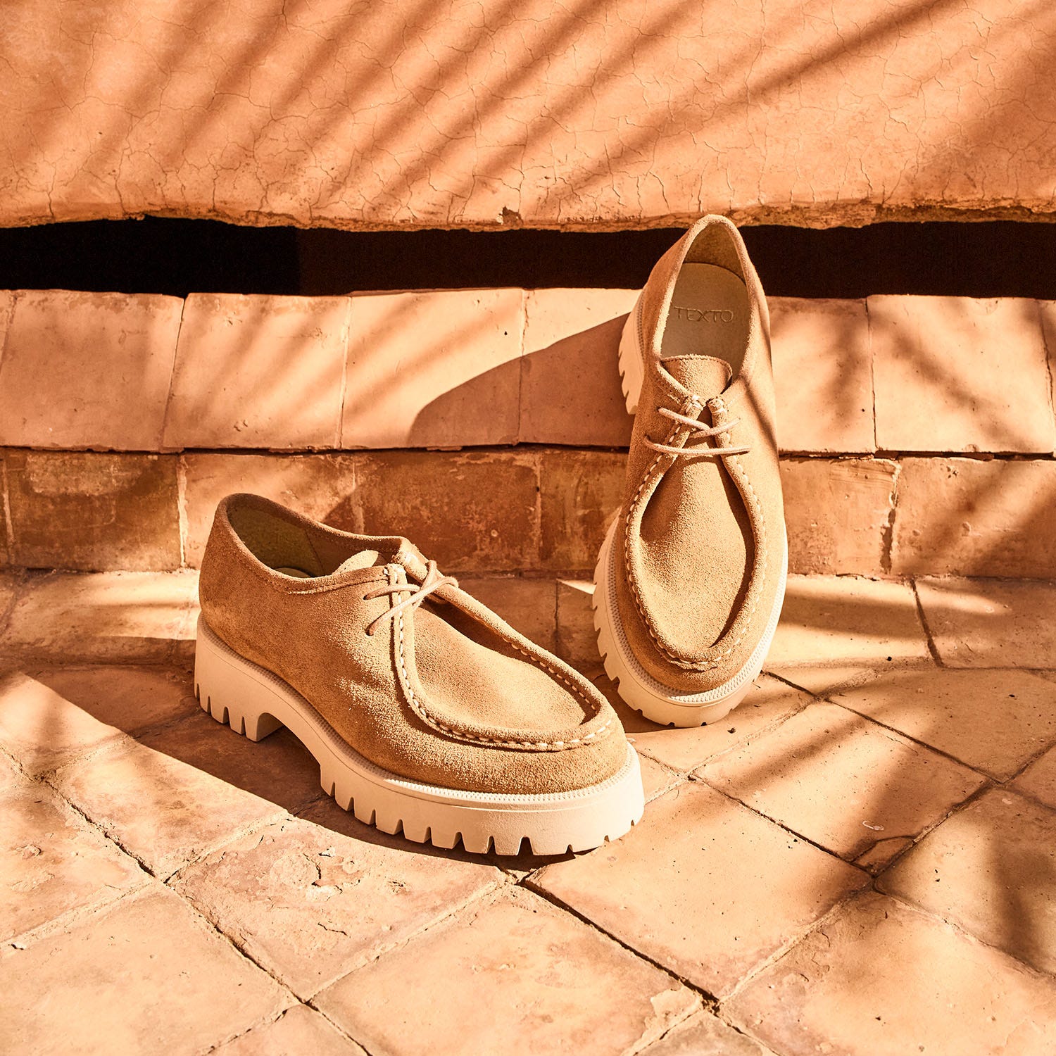 Derby TEXTO beige en cuir velours semelle crantée