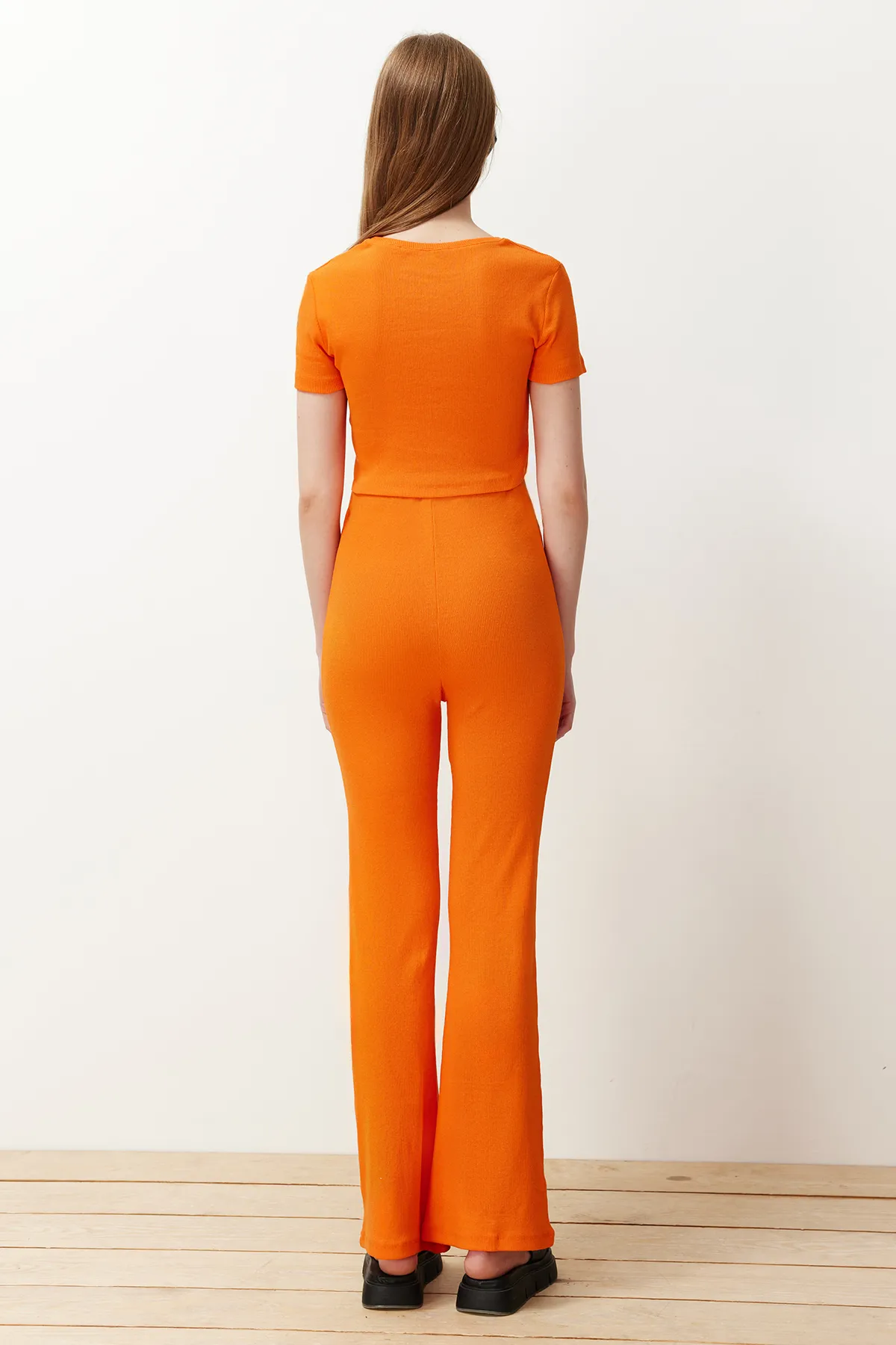 Trendyol Collection  Orangefarbenes Set aus Oberteil und Unterteil mit Rundhalsausschnitt, gerippter, dehnbarer Strickbluse und Hose TWOSS21AU0160