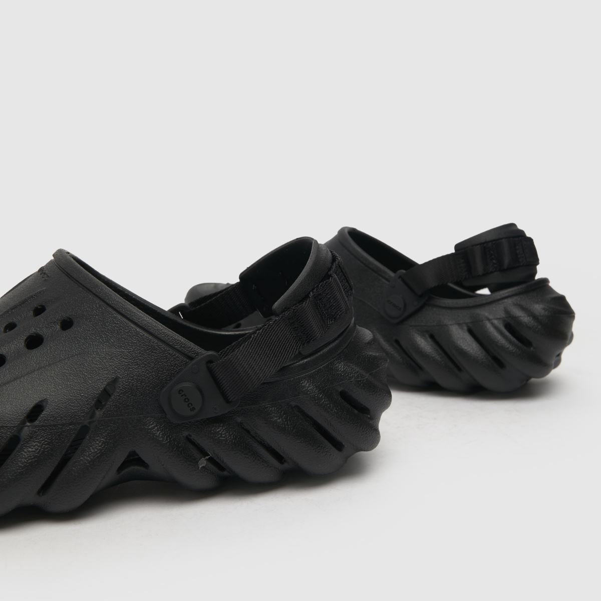 Crocs Echo klumpa szandál fekete színben