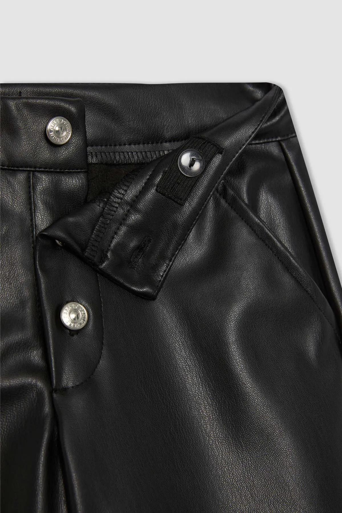 DeFacto  Mädchenhose aus Kunstleder mit weitem Bein und weitem Bein A5709a823au