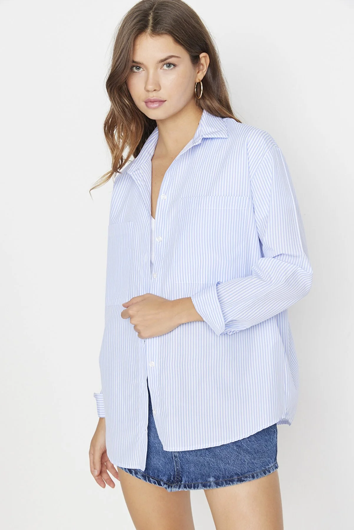 Trendyol Collection  Blau gestreiftes, gewebtes Hemd in Übergröße/weiter Passform mit Taschendetail TWOAW23GO00359