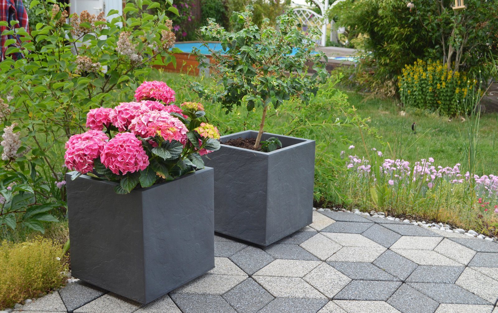 ONDIS24 Blumenkasten Ondis24 Pflanzkübel Vulkan Pierre 50, 50x50x50 cm, in Vulkanstein/Basalt-Optik mit Wasserspeicher