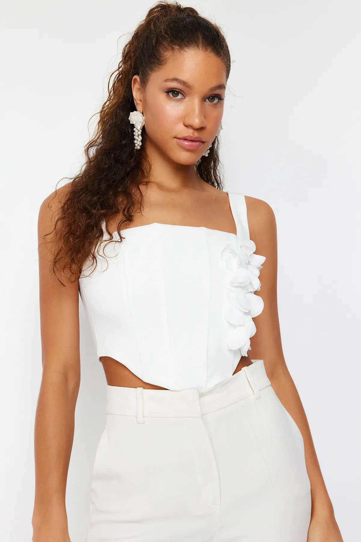 Trendyol Collection  Weißes gewebtes Brautkorsett mit detailliertem Blumenaccessoire und Bustier TPRSS24BS00022