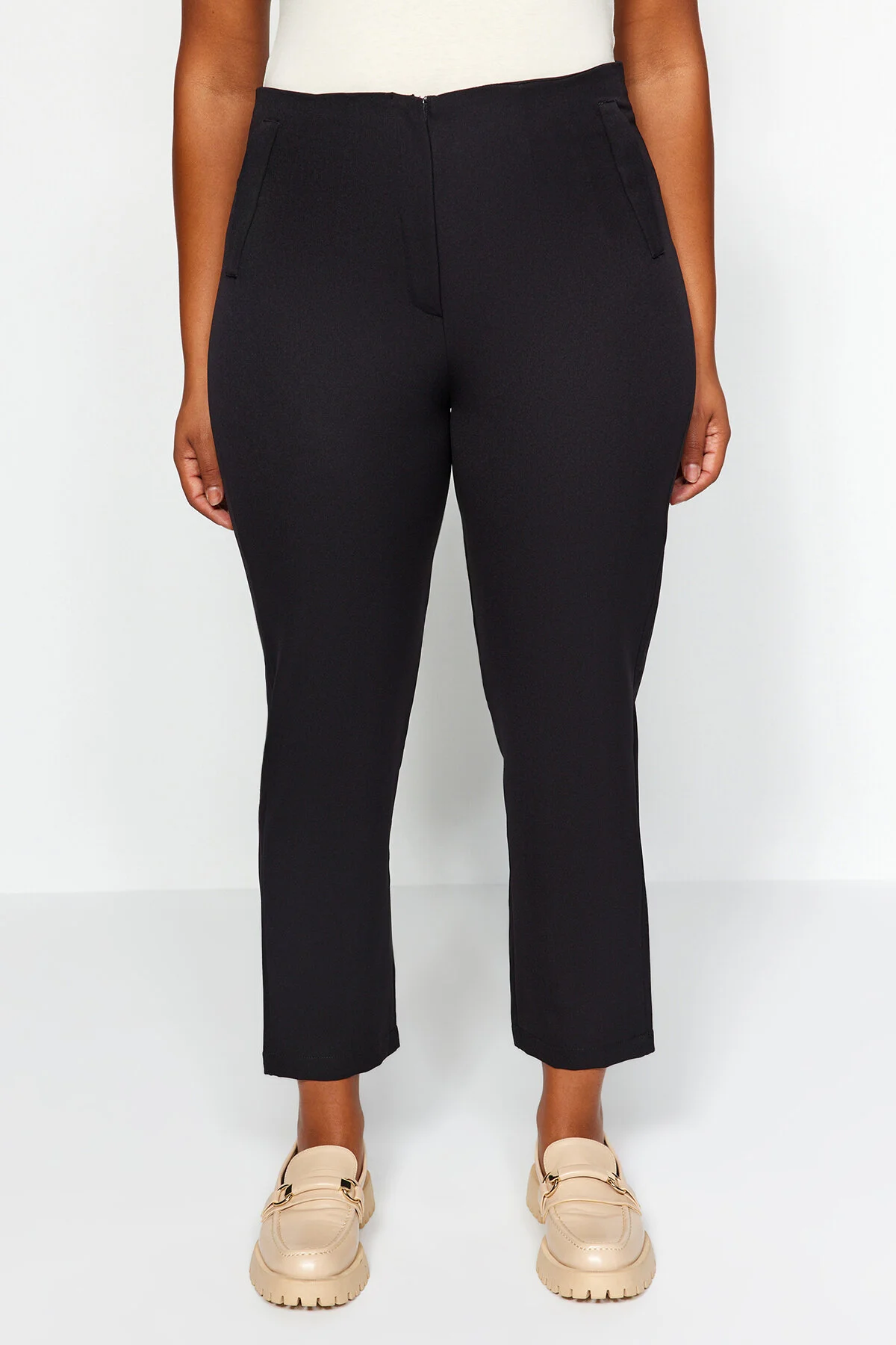 Trendyol Curve  Schwarze Zigarettenhose aus Webstoff TBBAW23AR00015