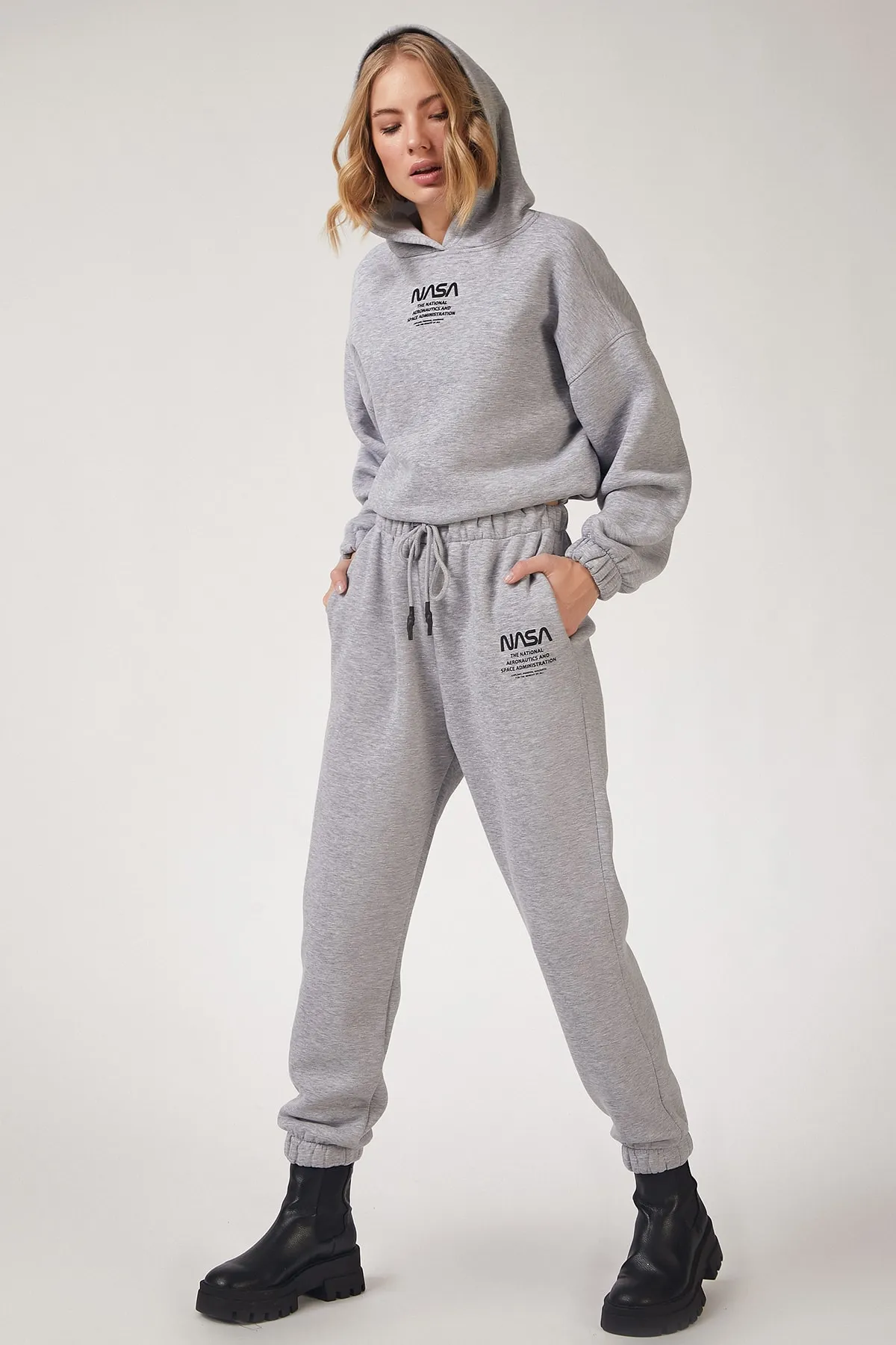 Happiness İstanbul  Graues Fleece-Trainingsanzug-Set für Damen mit Aufdruck DD00730