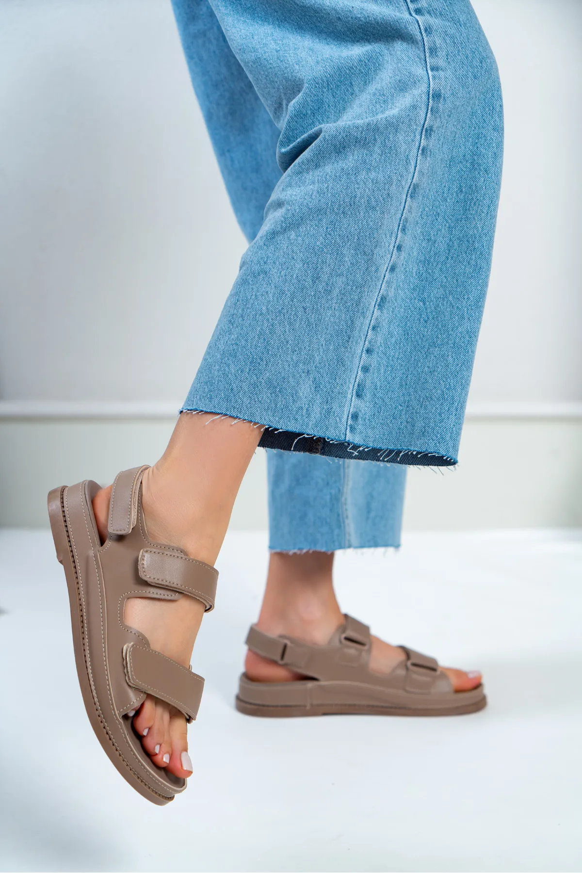 NİŞANTAŞI SHOES  Julia Dunkelbeige matte Damensandalen mit flacher Sohle und Klettverschluss