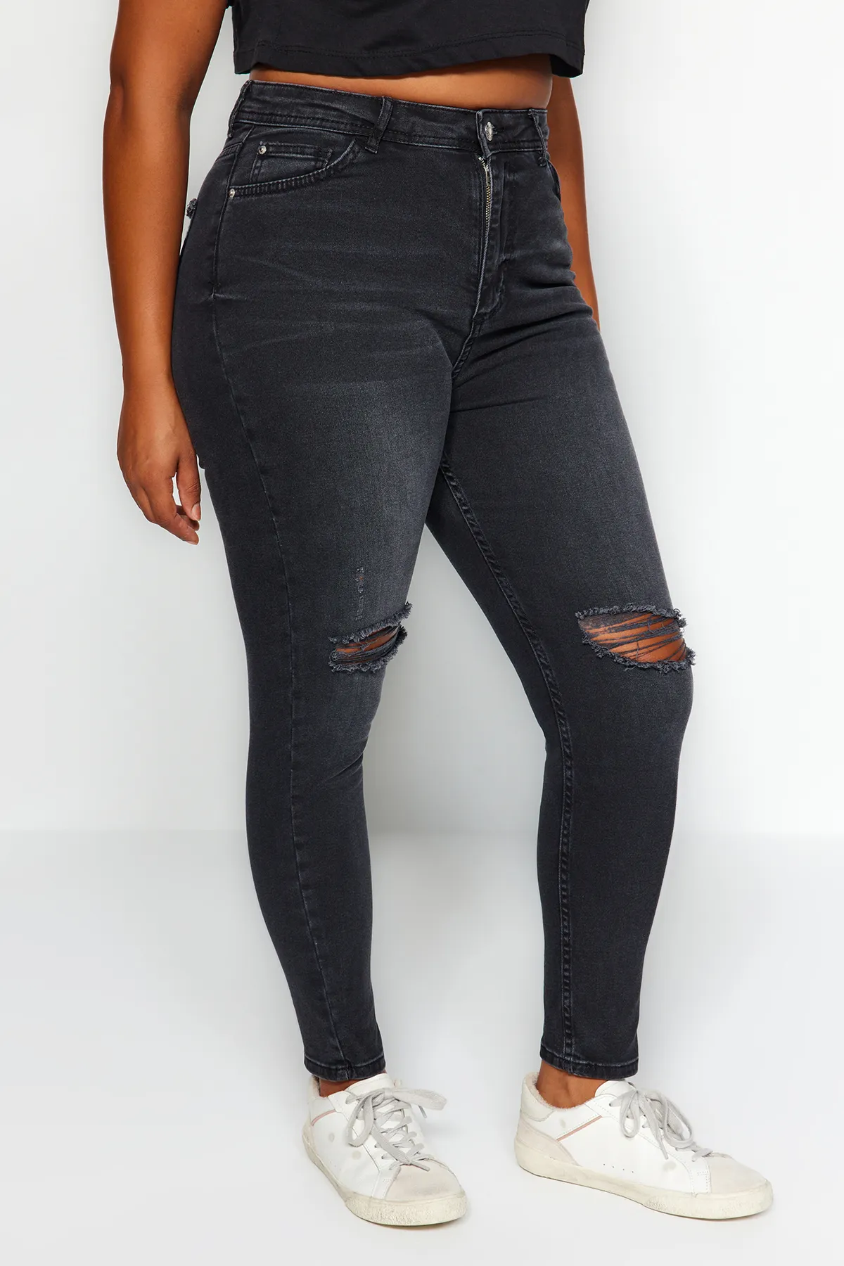 Trendyol Curve  Schwarze, dehnbare Skinny-Jeans mit hoher Taille und Destroy-Details TBBSS23CJ00014