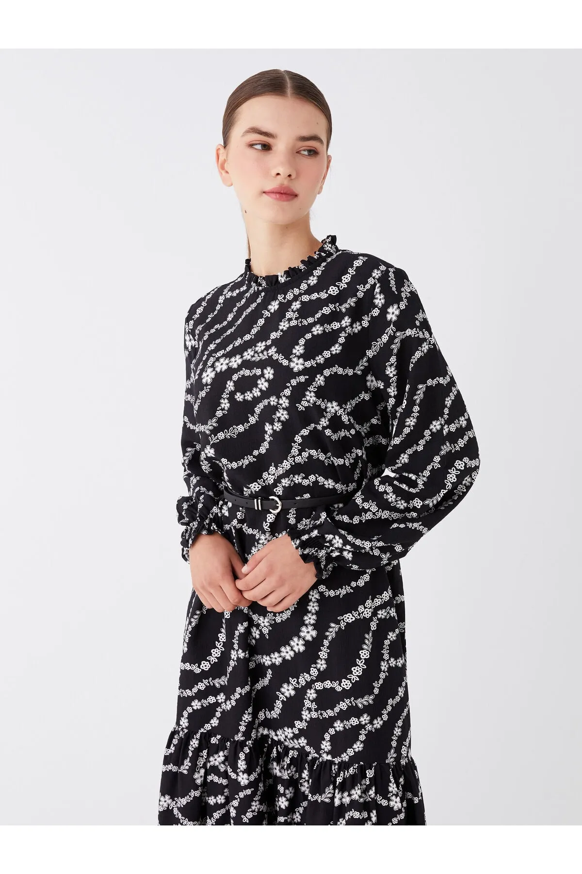 LC Waikiki  Gerüschtes, langärmeliges Damenkleid mit hohem Kragen und Blumenmuster