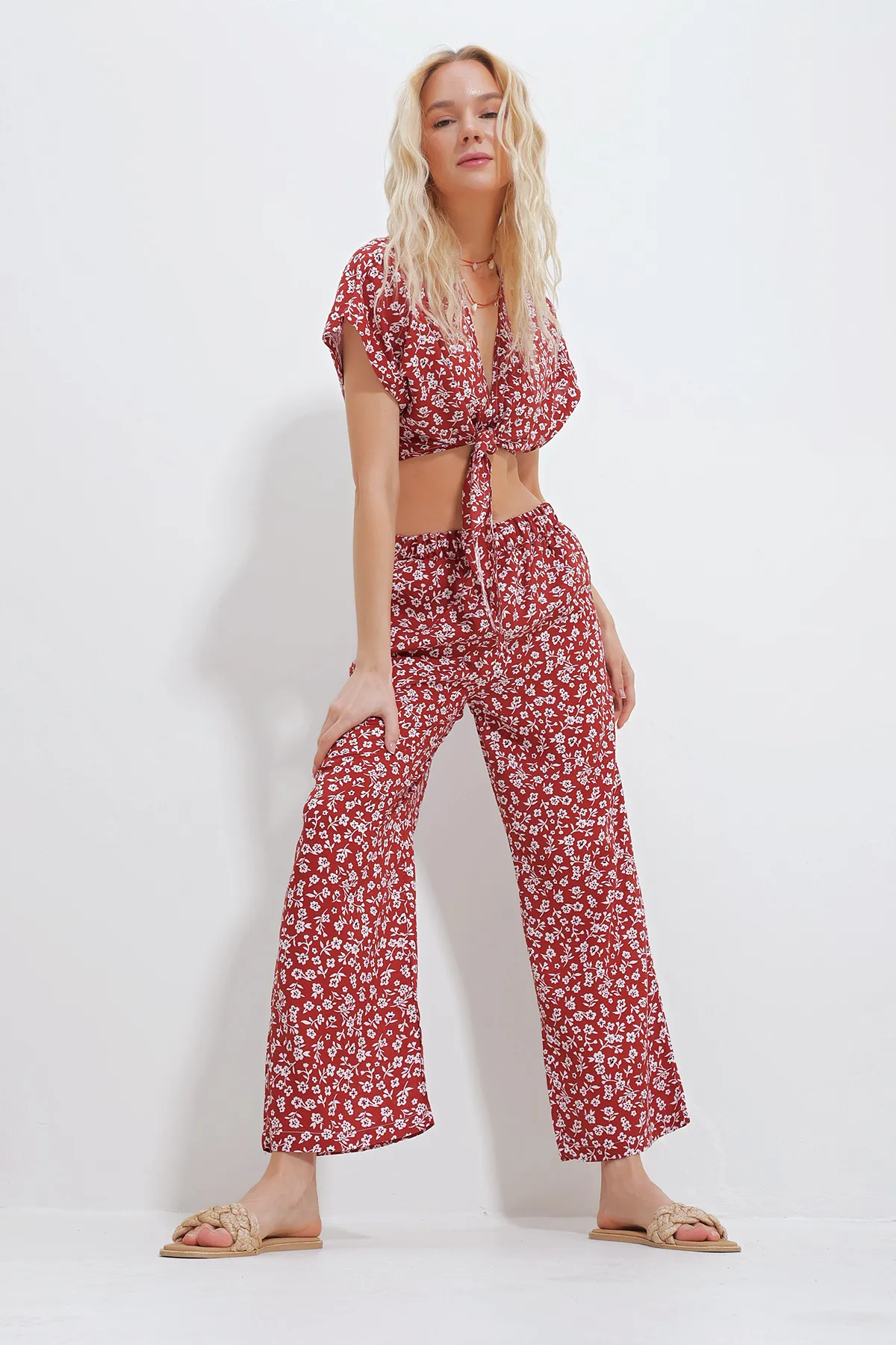 Trend Alaçatı Stili  Damen-Set mit gemusterter, gebundener Crop-Bluse und Hosen mit Taschen, unten und oben, gewebt, Alc-X11745