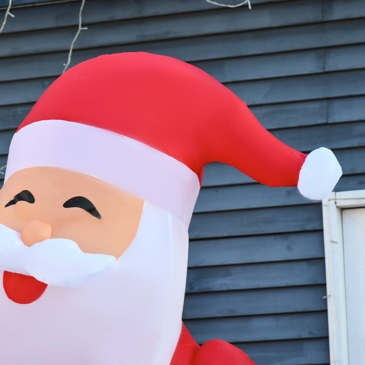 HOMCOM Aufblasbarer Weihnachtsmann mit Zuckerstange 243 cm LED mit Gebläse Weihnachts-Party Weihnachtsdekoration Weiß Rot Grün 160 x 85 x 243 cm