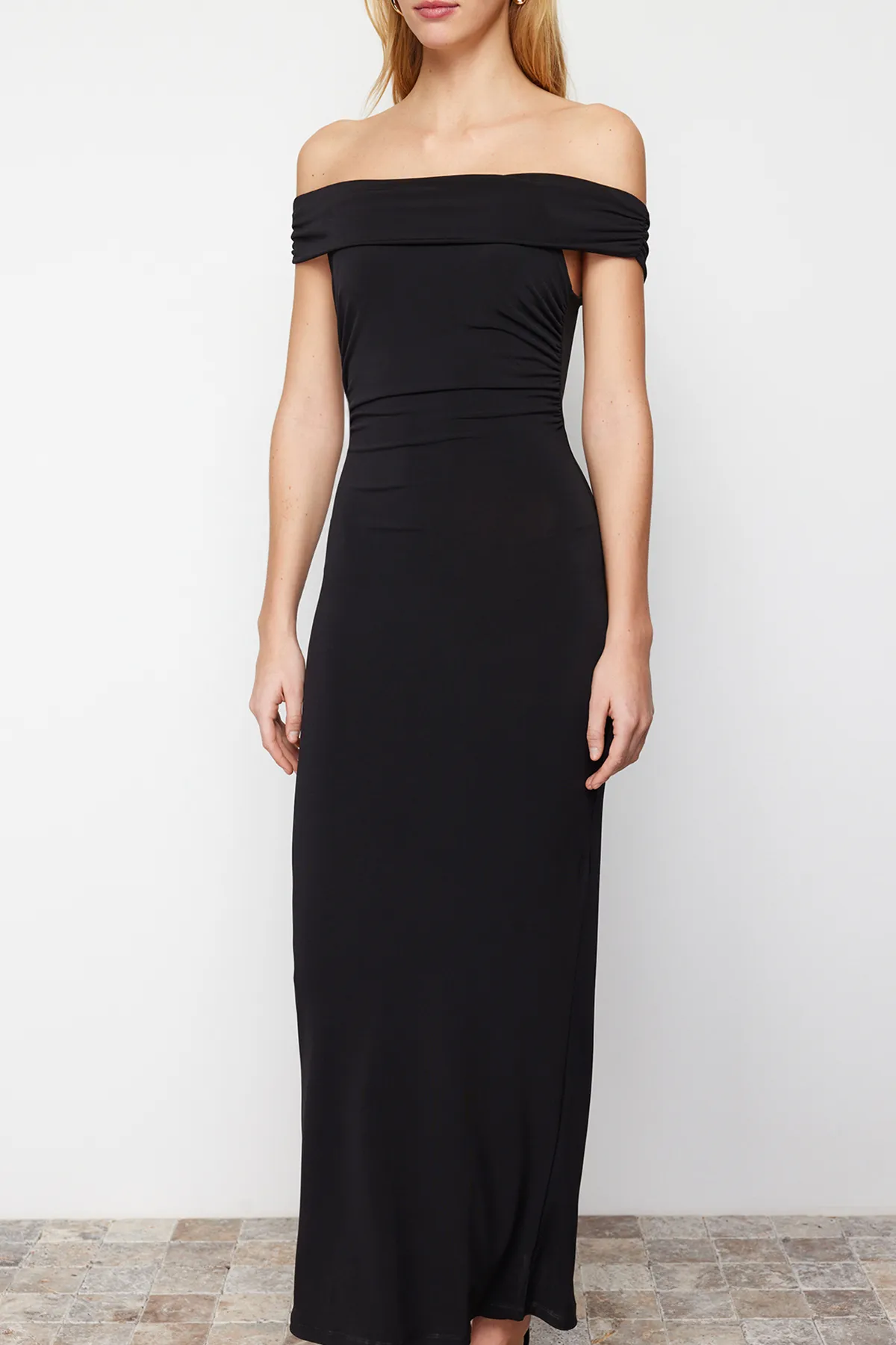 Trendyol Collection  Schwarzes Maxi-Bleistiftkleid aus flexiblem Strick mit Carmen-Kragen und figurbetontem Schnitt TWOSS24EL00254