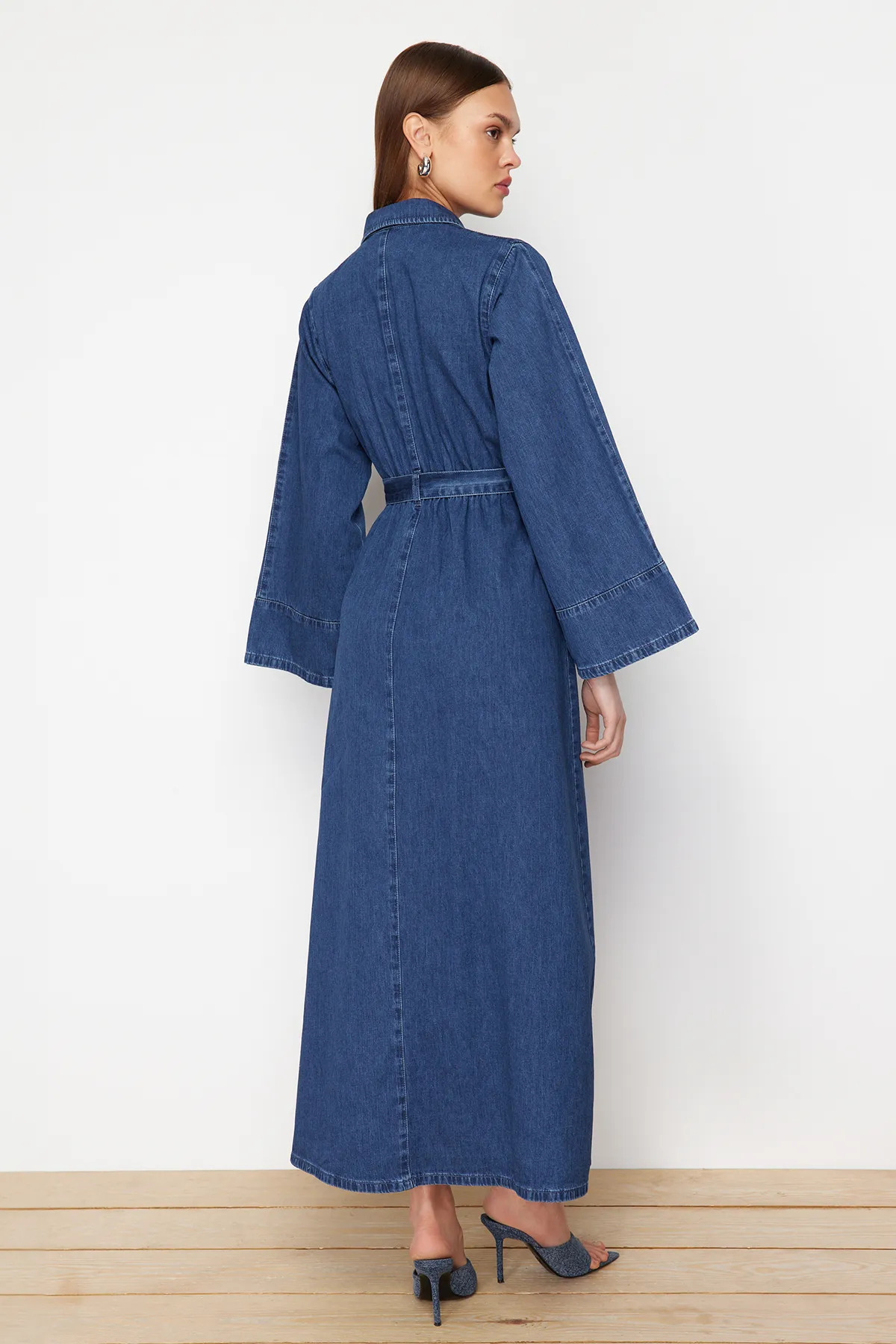 Trendyol Collection  Dunkelblaues Maxi-Jeanskleid mit Hemdbluse TWOSS24EL00923
