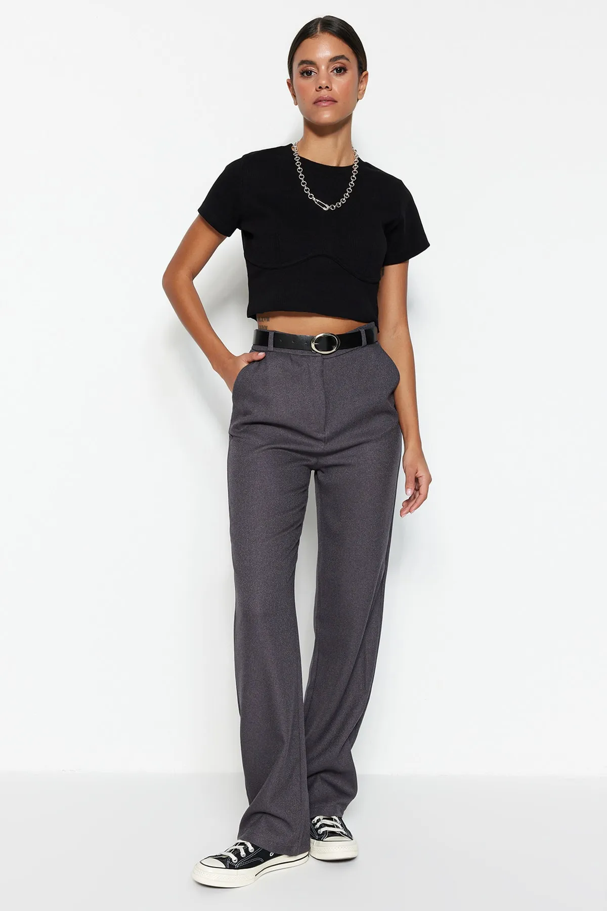 Trendyol Collection  Graue gerade geschnittene Webhose mit Gürtel TWOSS23PL00053
