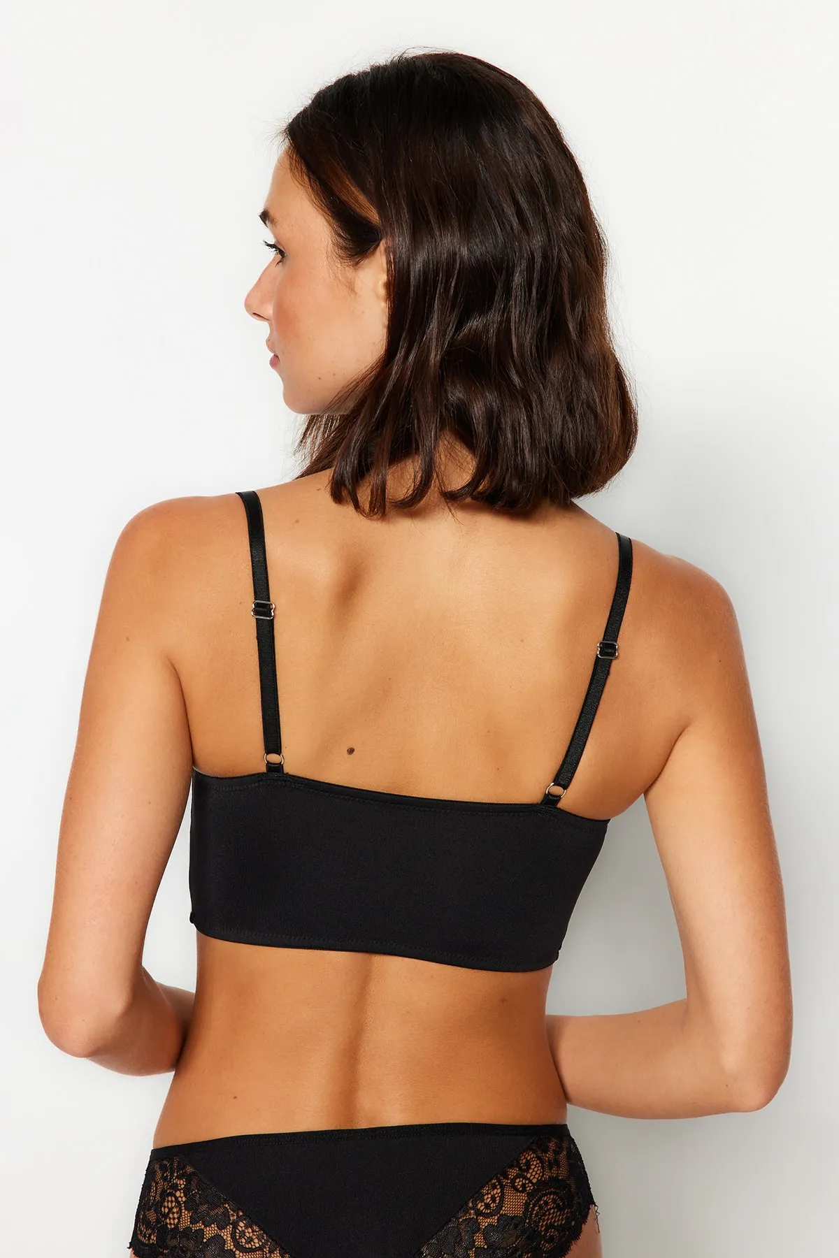 Trendyol Collection  Schwarzer, kappenloser Bügel-Bustier-Strick-BH mit Mikrospitze und Seilträgern THMAW24SU00014