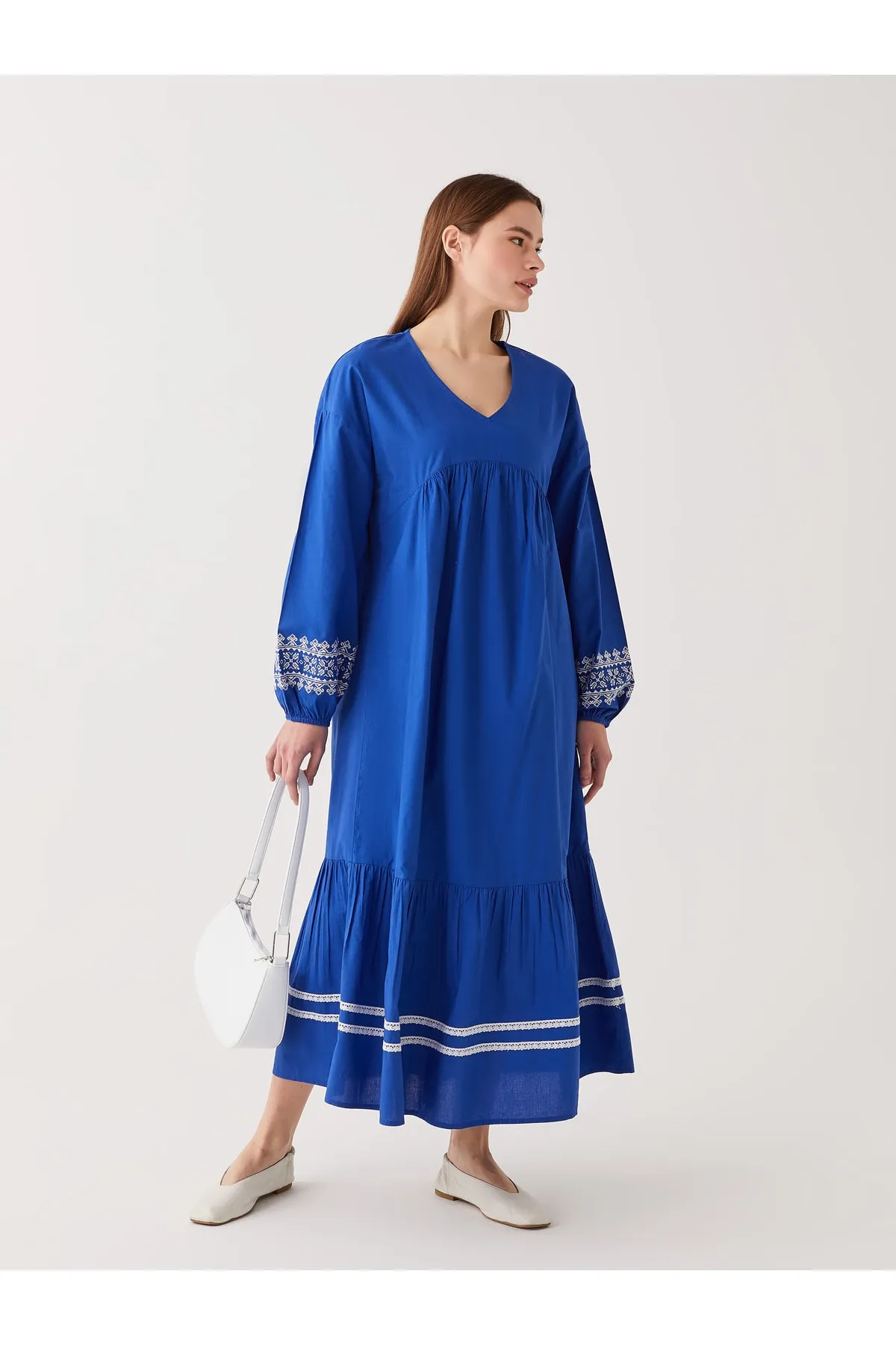 LC Waikiki  Gemustertes Damenkleid mit V-Ausschnitt und langen Ärmeln
