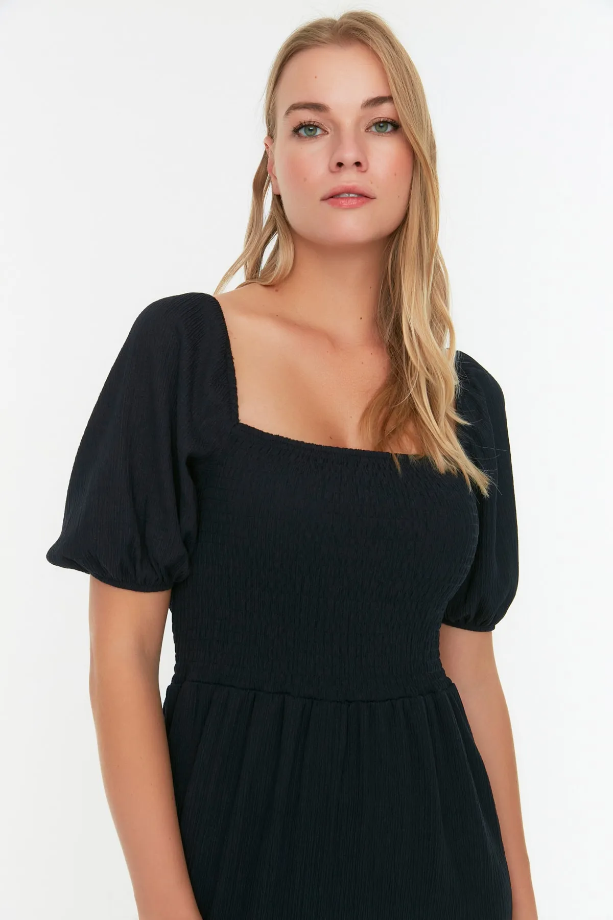 Trendyol Collection  Marineblaues Midi-Pullover-Strickkleid mit offener Taille/Skater-Strickkleid mit quadratischem Ausschnitt und Ballonärmeln TWOSS22EL1088