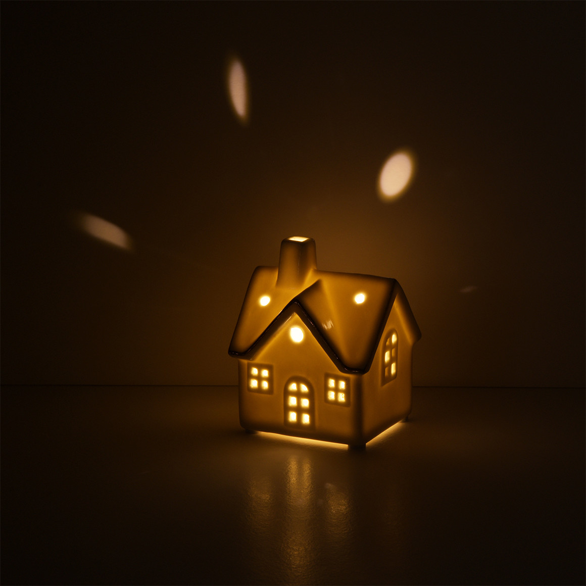 Kleines LED-Deko-Haus aus Keramik weiss