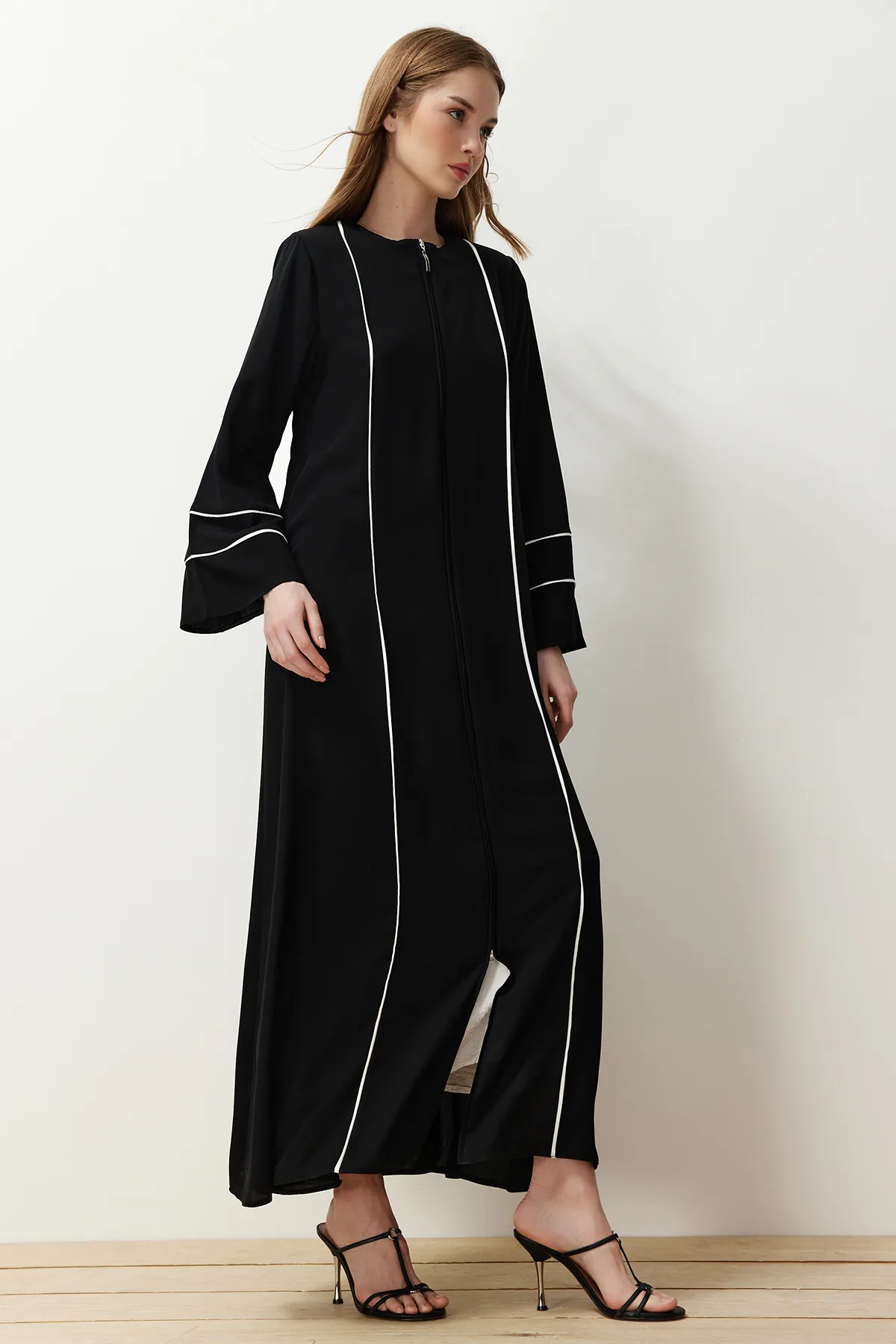 Trendyol Modest  Schwarze gewebte Kappe mit Paspelierung und Ferace TCTSS24KF00024