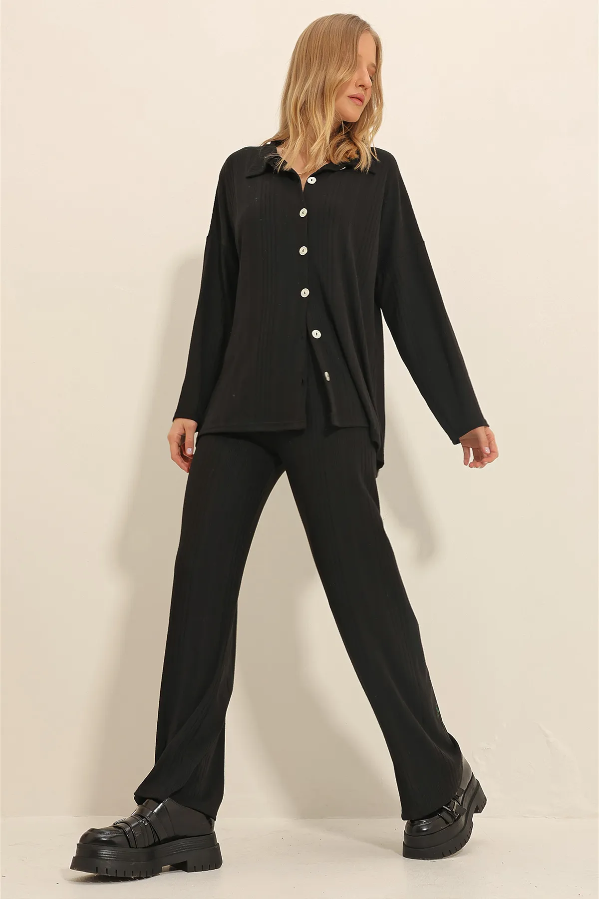 Trend Alaçatı Stili  Schwarzer Damen-Strickjacken-Cardigan mit Knopfleiste vorne und Palazzo-Hose, Doppelanzug ALC-X11323