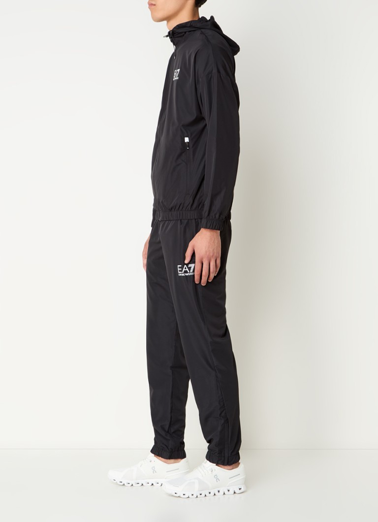 Trening Emporio Armani cu glugă și buzunare cu fermoar.