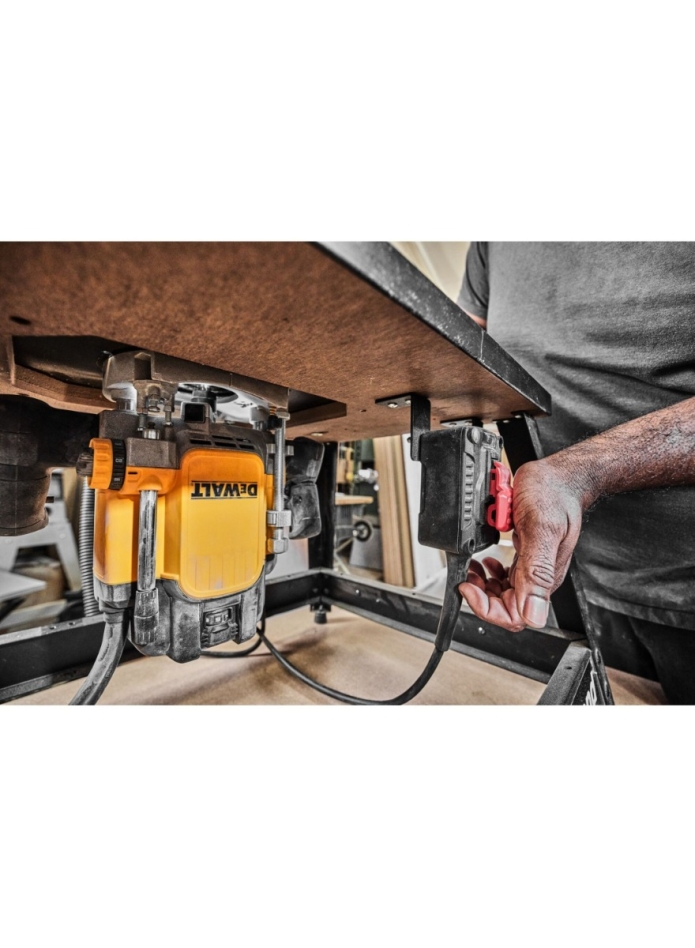Tupia de imersão DeWalt DWE627KT-QS de 2300 watts com interruptor extra para montagem fixa sob a mesa.