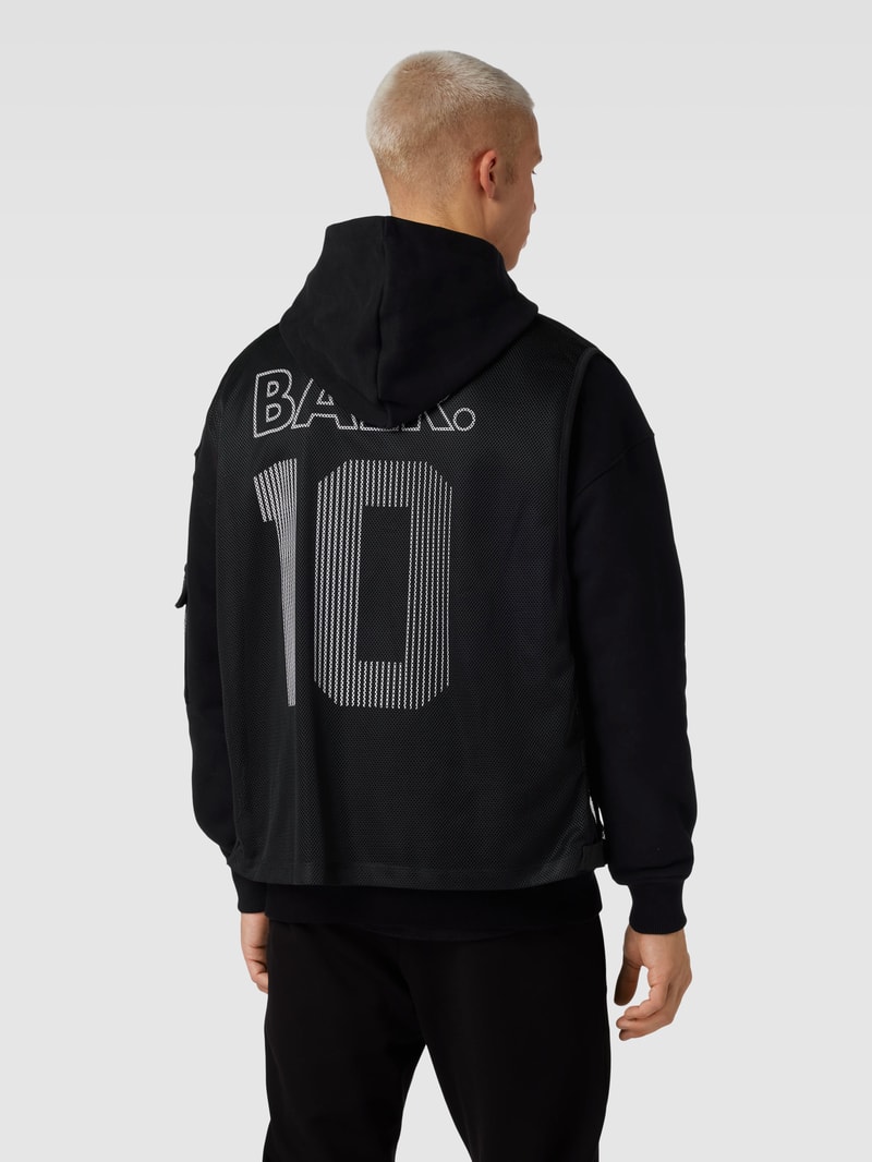 Hoodie mit Label-Print und Mesh in schwarz