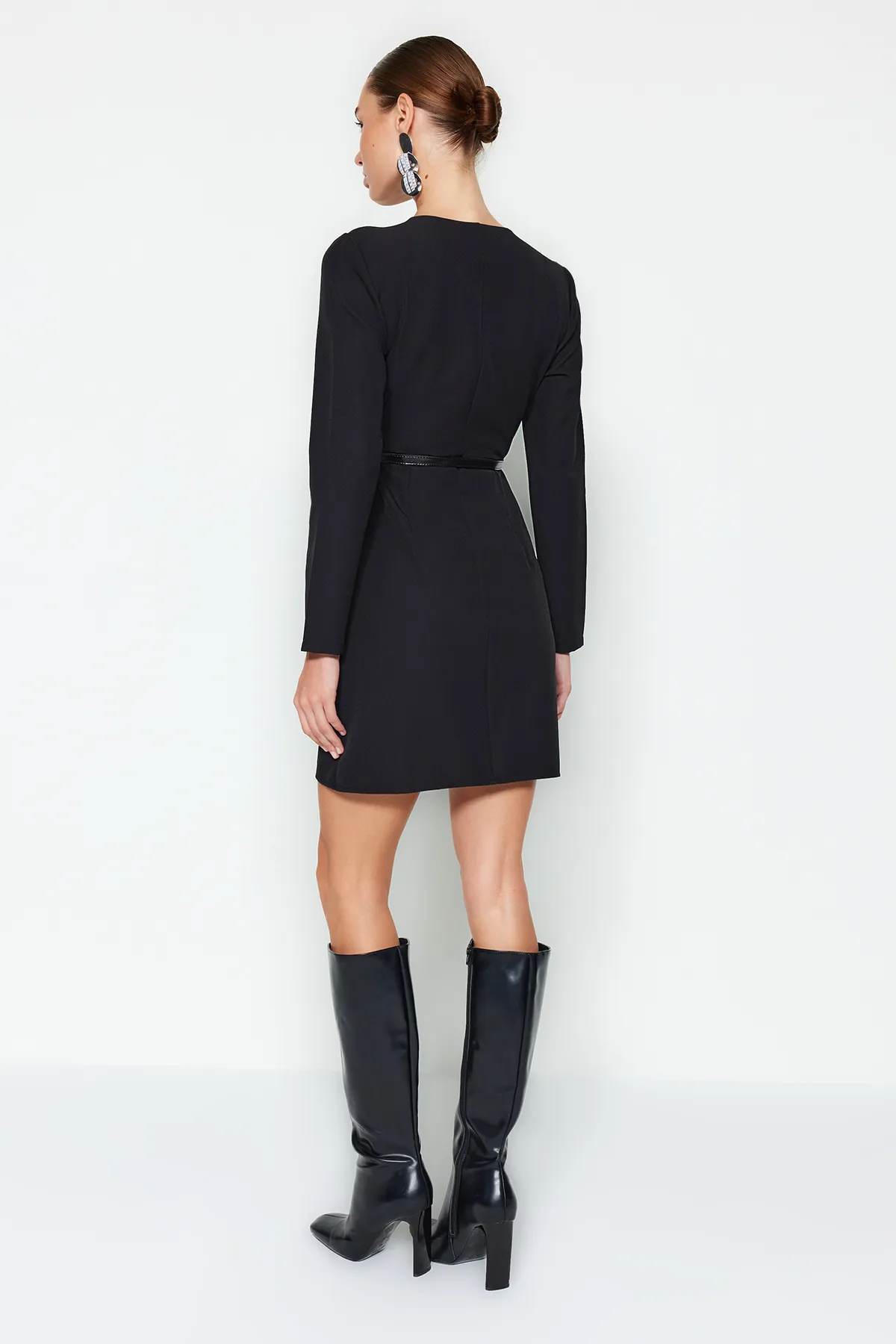 Trendyol Collection  Schwarzes, zweireihiges, gewebtes Mini-Jackenkleid mit Gürtel und Kragen TWOAW24EL00300