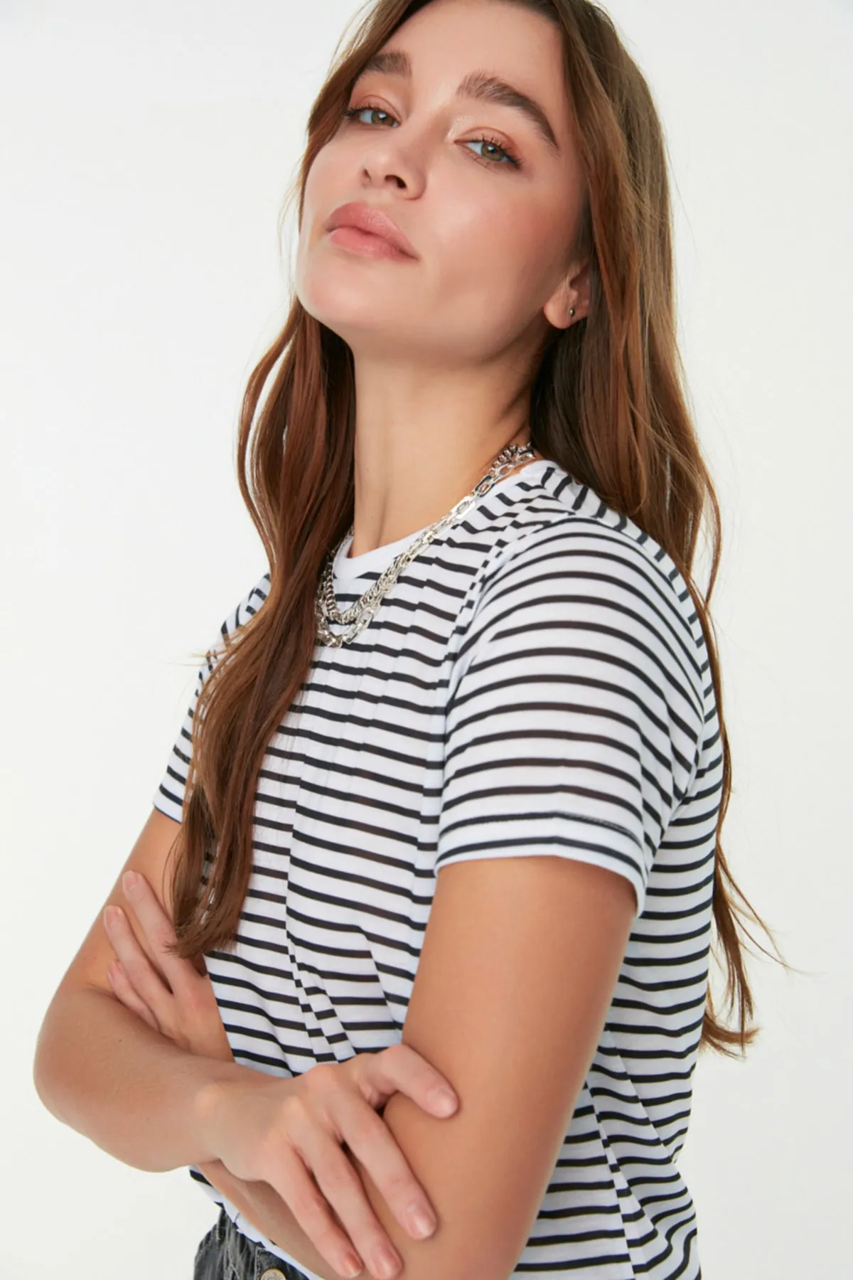Trendyol Collection  Schwarz gestreiftes Basic-Strick-T-Shirt TWOSS21TS0904