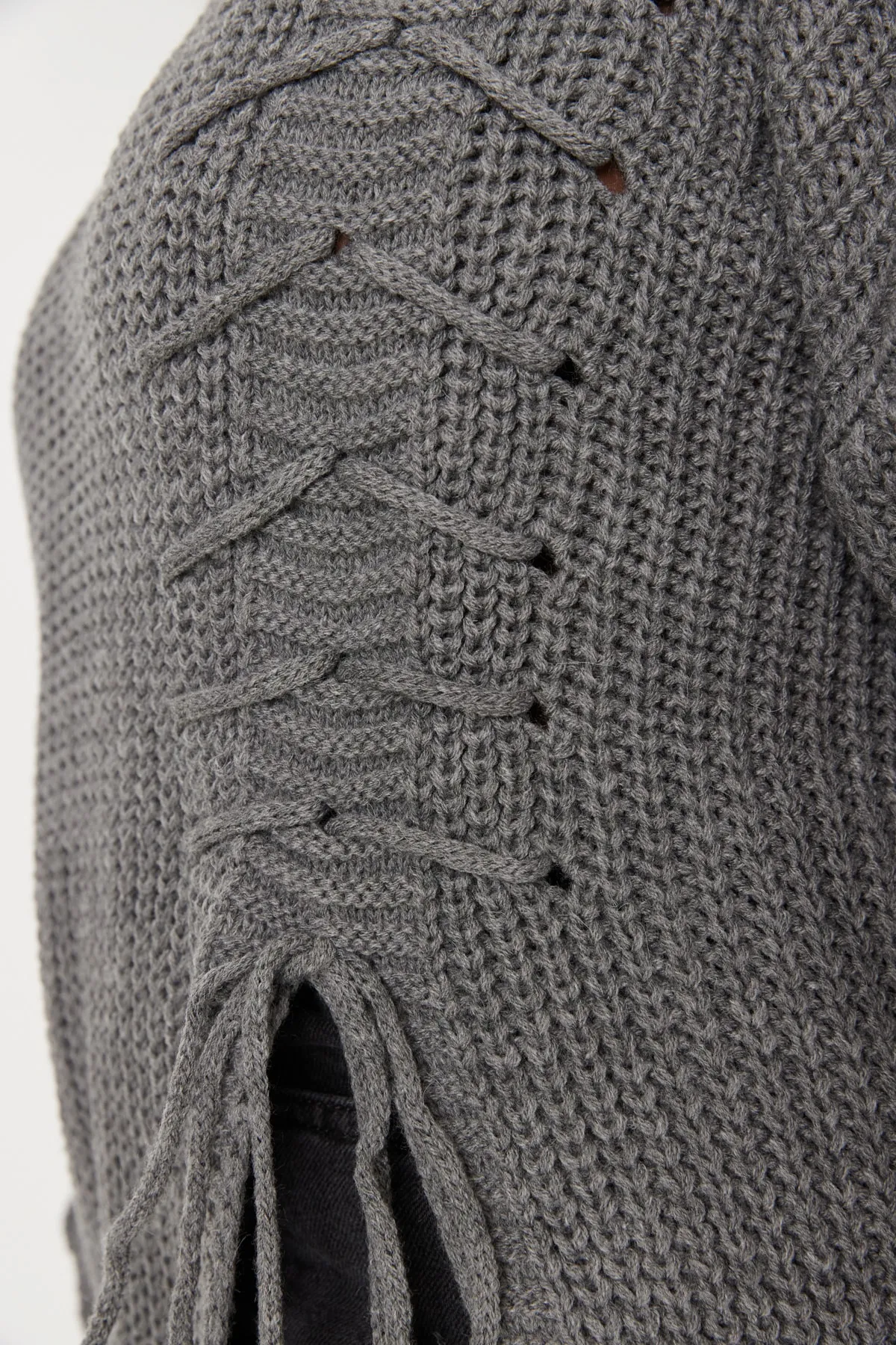 Trendyol Curve  Anthrazitfarbener Strickpullover mit Kreuzspitze und detailliertem Detail