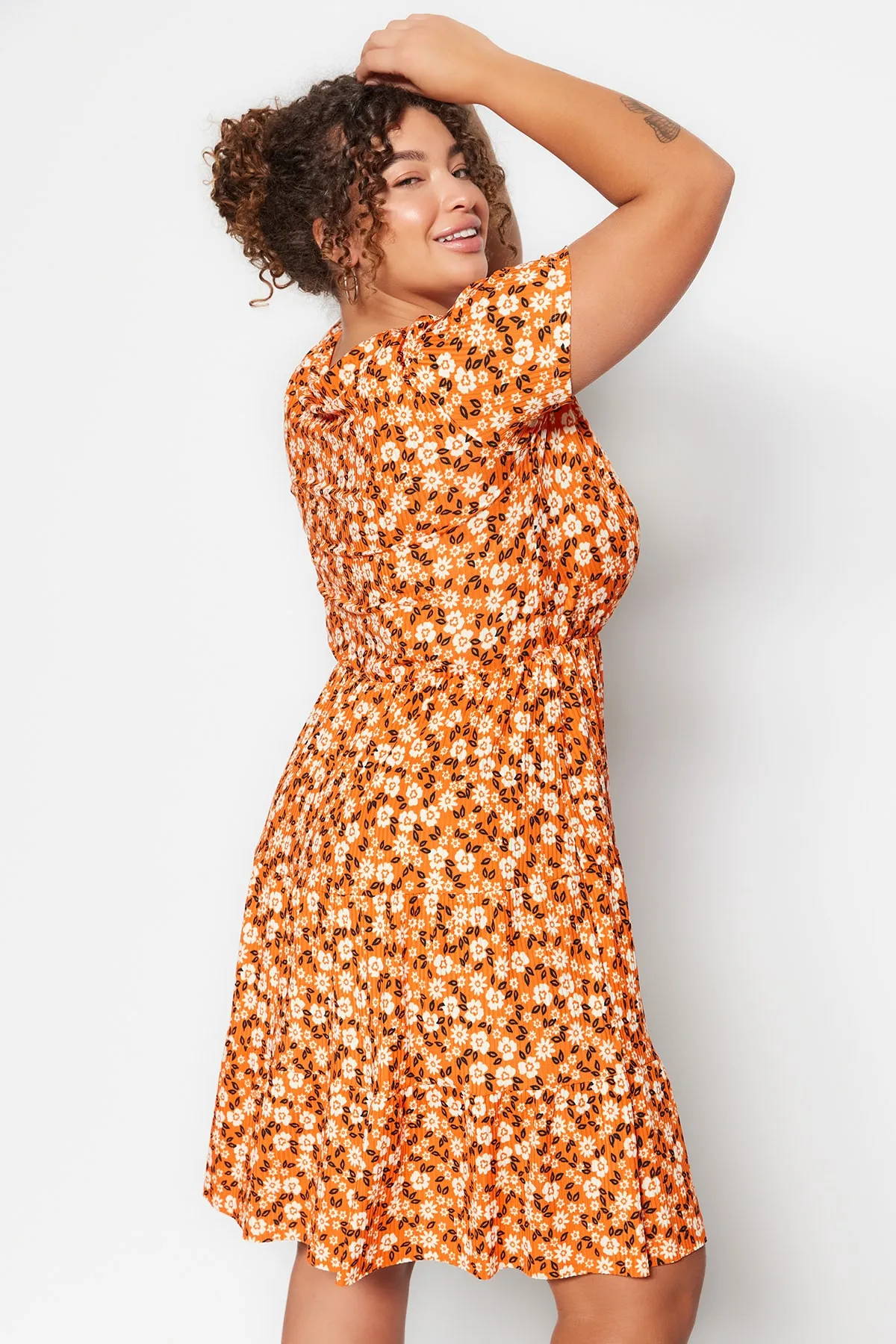 Trendyol Curve  Orangefarbenes Strickkleid mit V-Ausschnitt und Blumenmuster TBBSS22EL1638