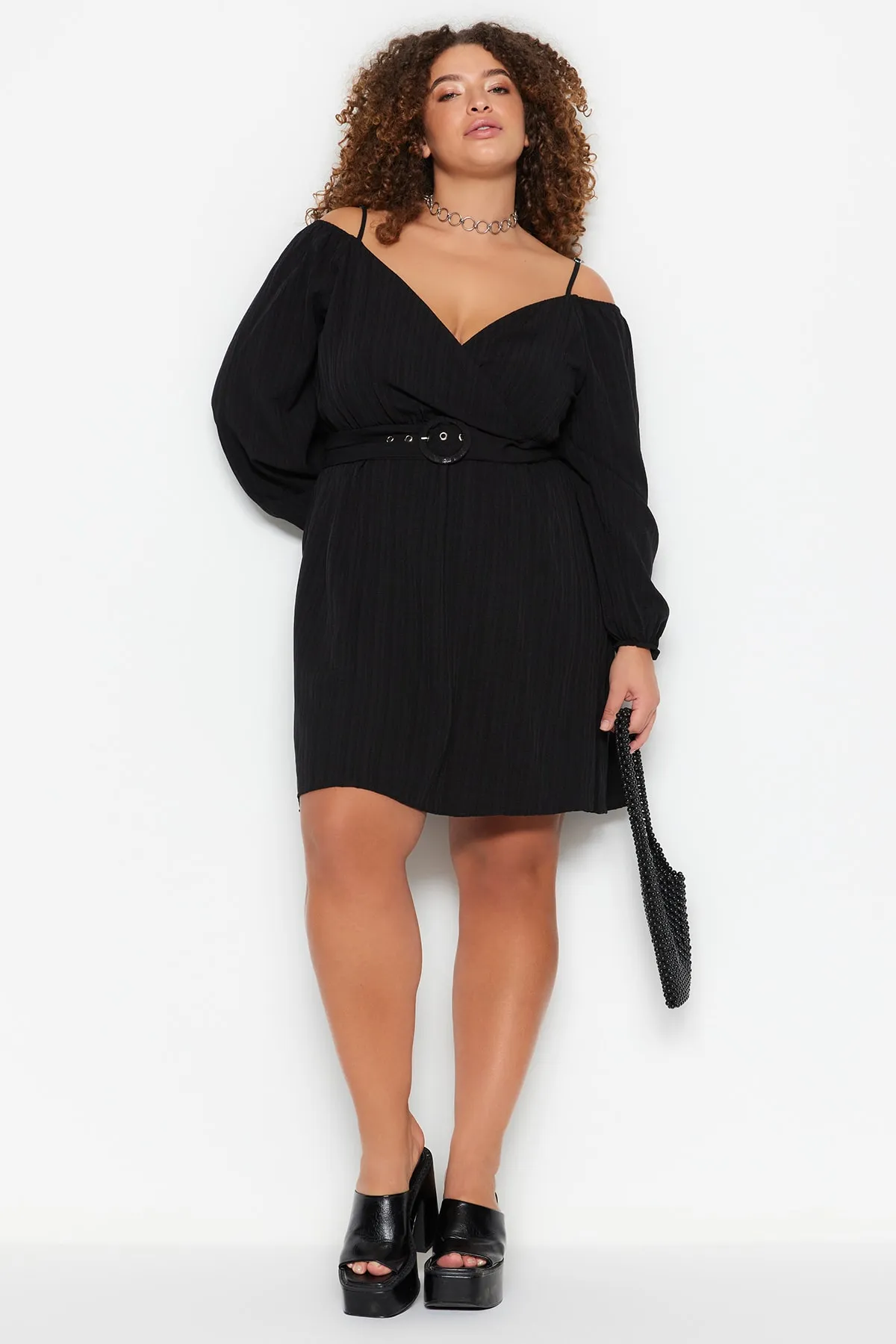 Trendyol Curve  Schwarzes gewebtes Kleid mit zweireihigem Kragen und Gürtel TBBSS23AH00206