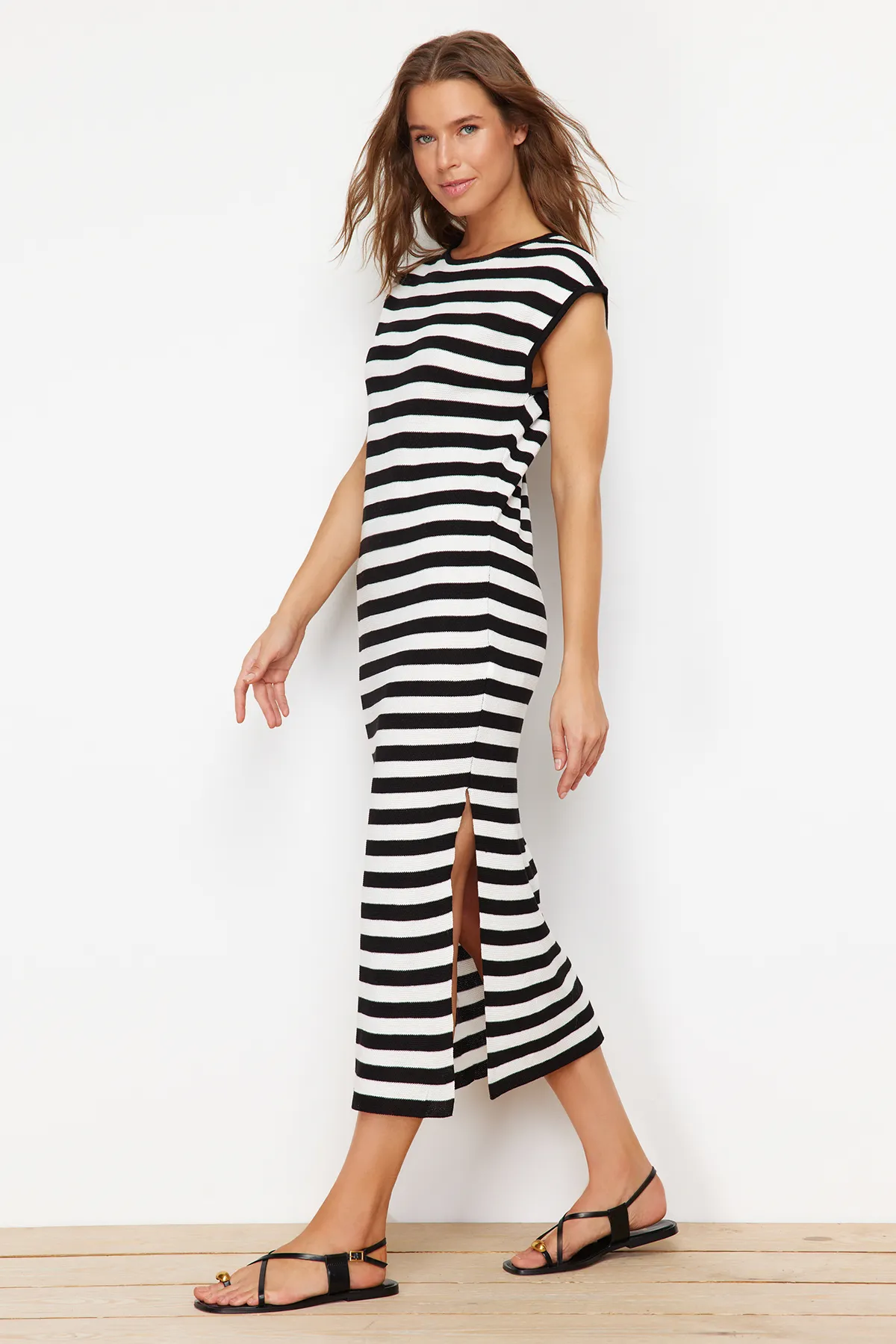 Trendyol Collection  Schwarzes Maxi-Strickkleid aus Baumwolle mit Streifen TWOSS24EL00250