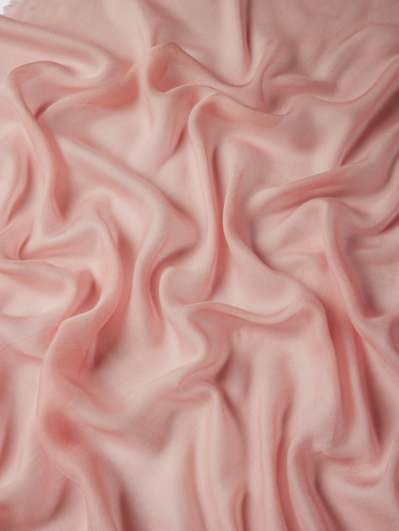 Schal mit ausgefranstem Saum in rosé