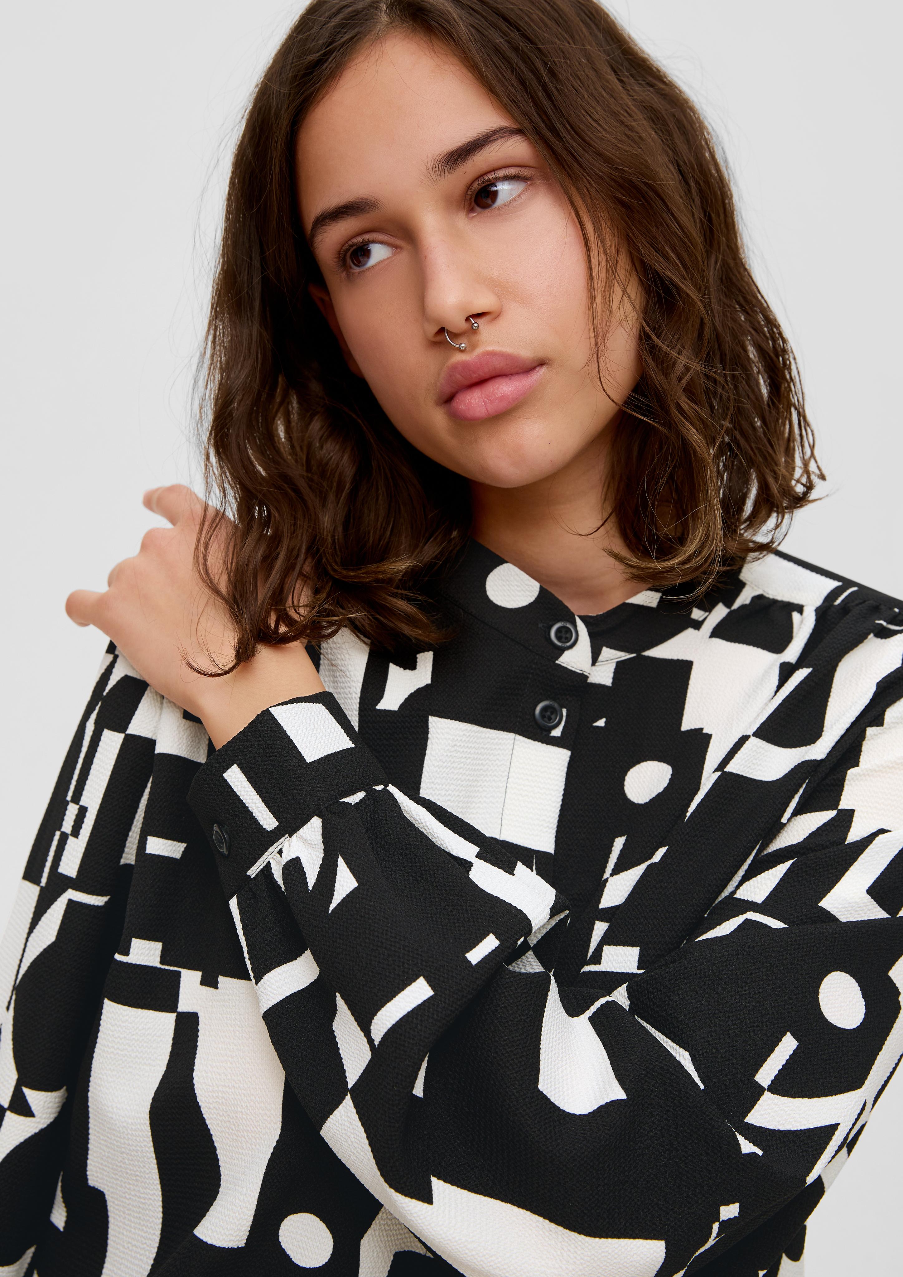 Hochgeschlossene Bluse mit Allover-Print  2140618-99A2