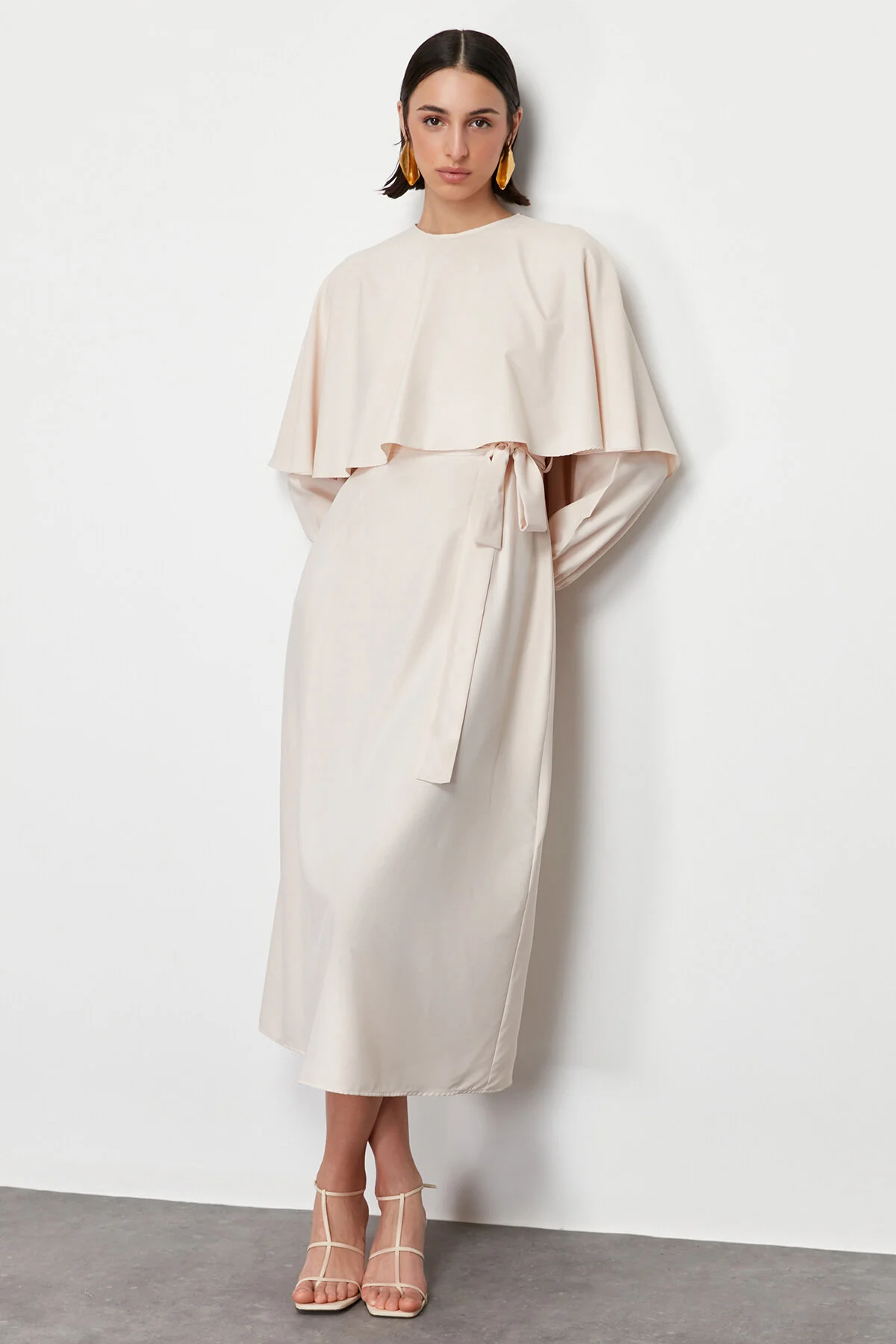 Trendyol Modest  Beiges Kleid aus Satingewebe mit Cape und Schärpe TCTSS24EB00176