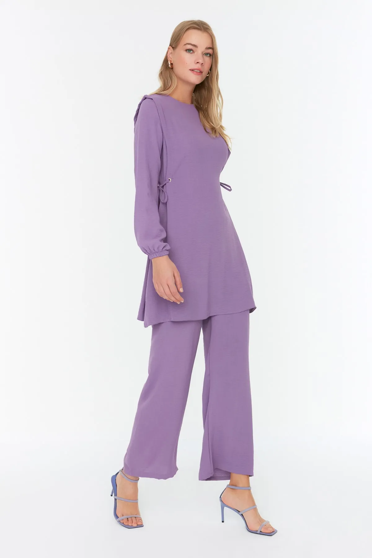 Trendyol Modest  Lilafarbenes, detailliertes Aerobin-Tunika-Hosen-Set mit Ösenbindung TCTAW22US0092