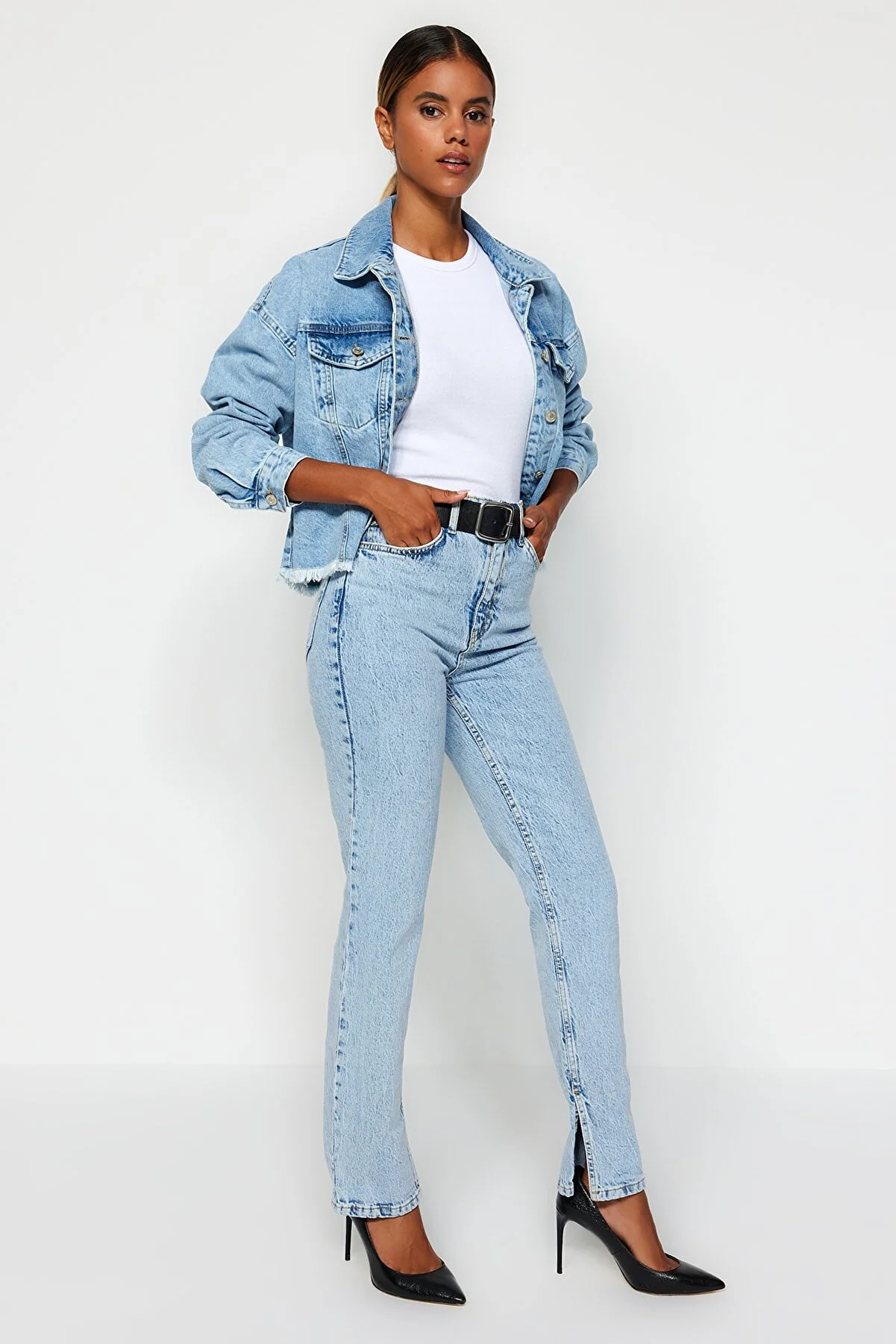 Trendyol Collection  Hellblaue Jeans mit Schlitz und hoher Taille, gerader Schnitt, TWOSS22JE0430