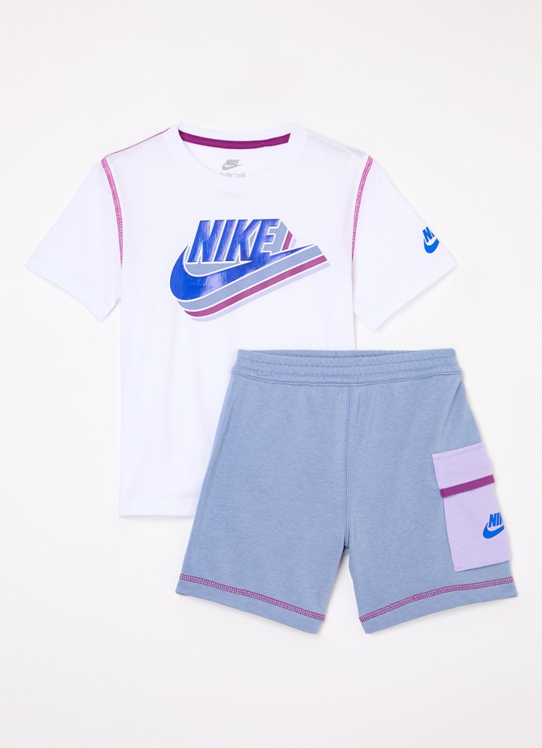 Set Nike din două piese: tricou și pantaloni de trening.