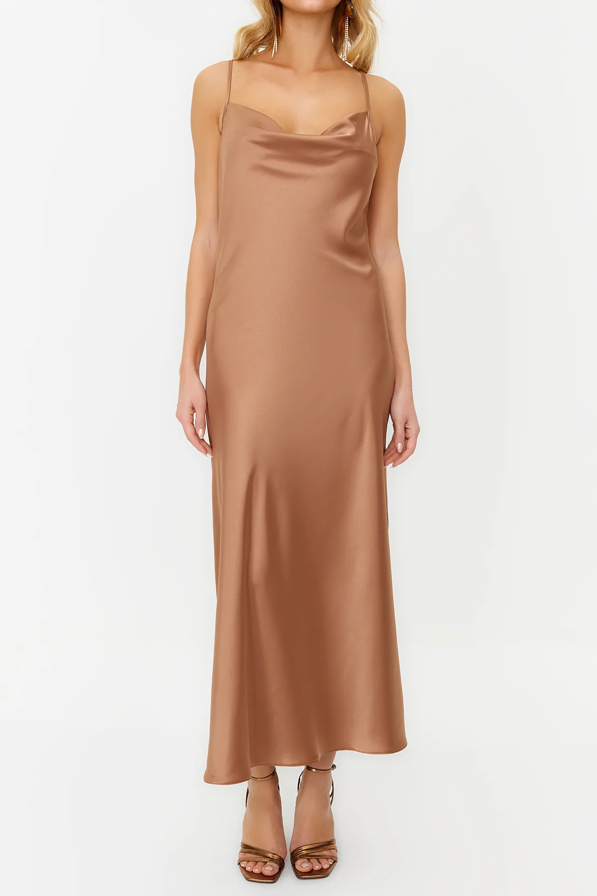 Trendyol Collection  Satinkleid mit braunen Accessoires TPRSS24EL00002