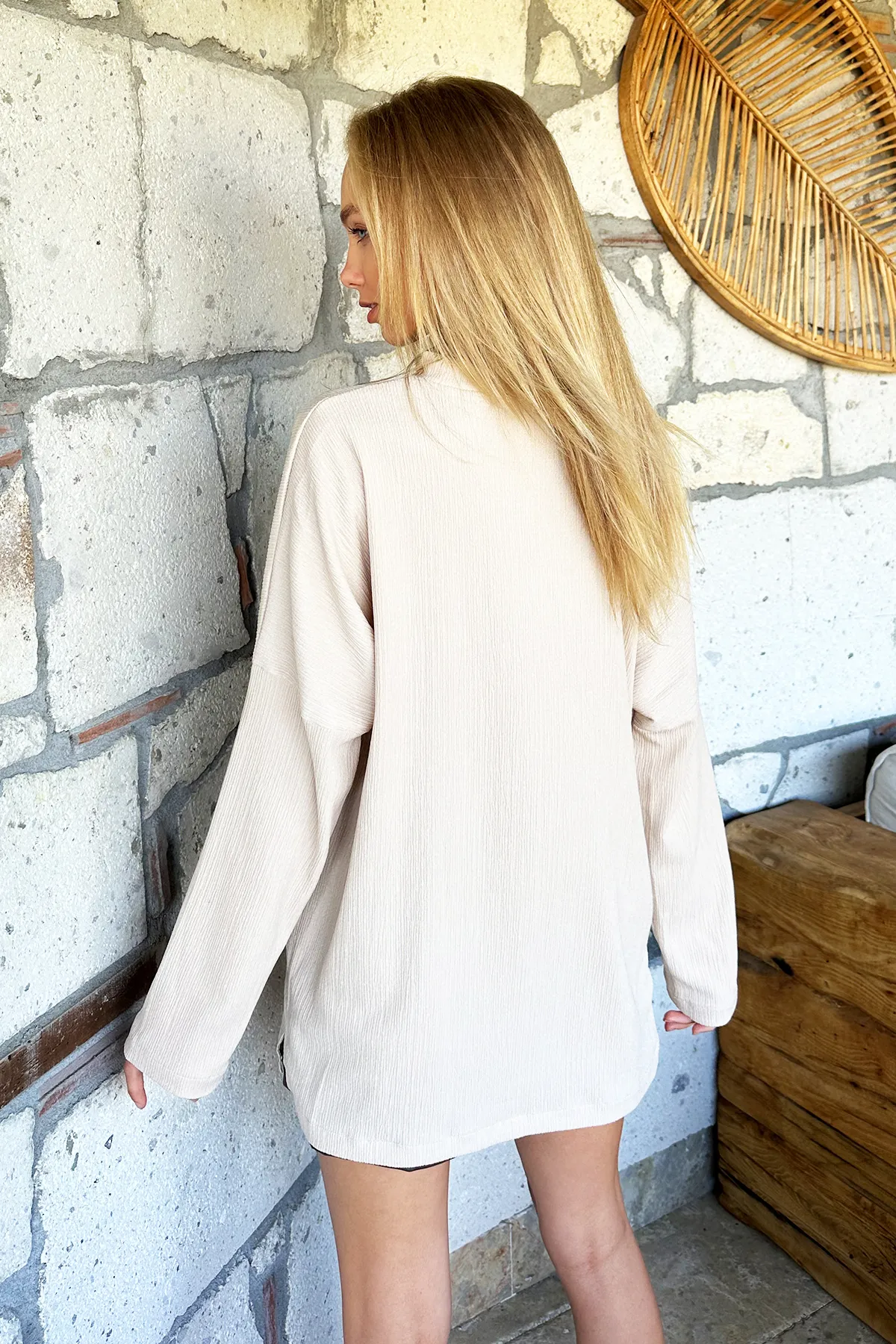 Trend Alaçatı Stili  Beigefarbene, saisonale Basic-Bluse für Damen mit Rundhalsausschnitt und Seitenschlitzen in Übergröße ALC-X9035