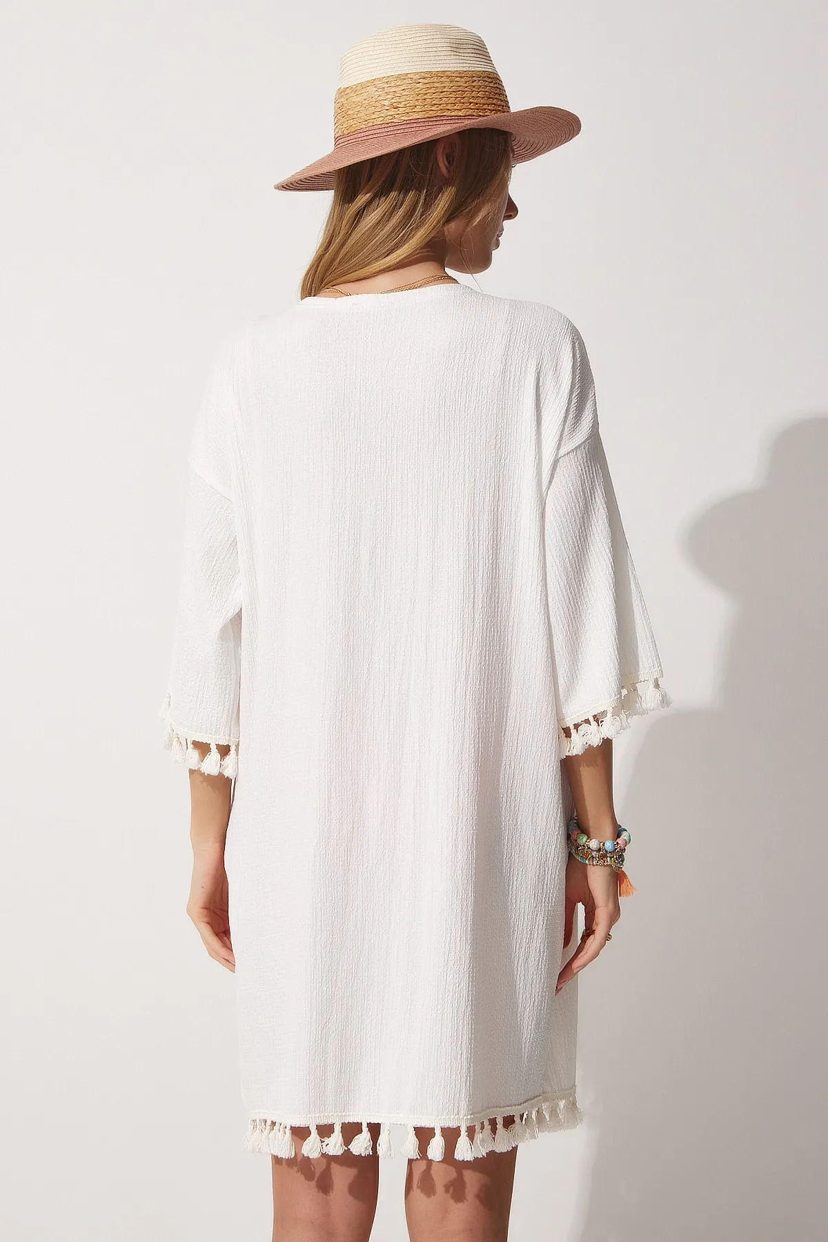 Happiness İstanbul  Weißer Strickkimono mit Quasten für Damen CI00074